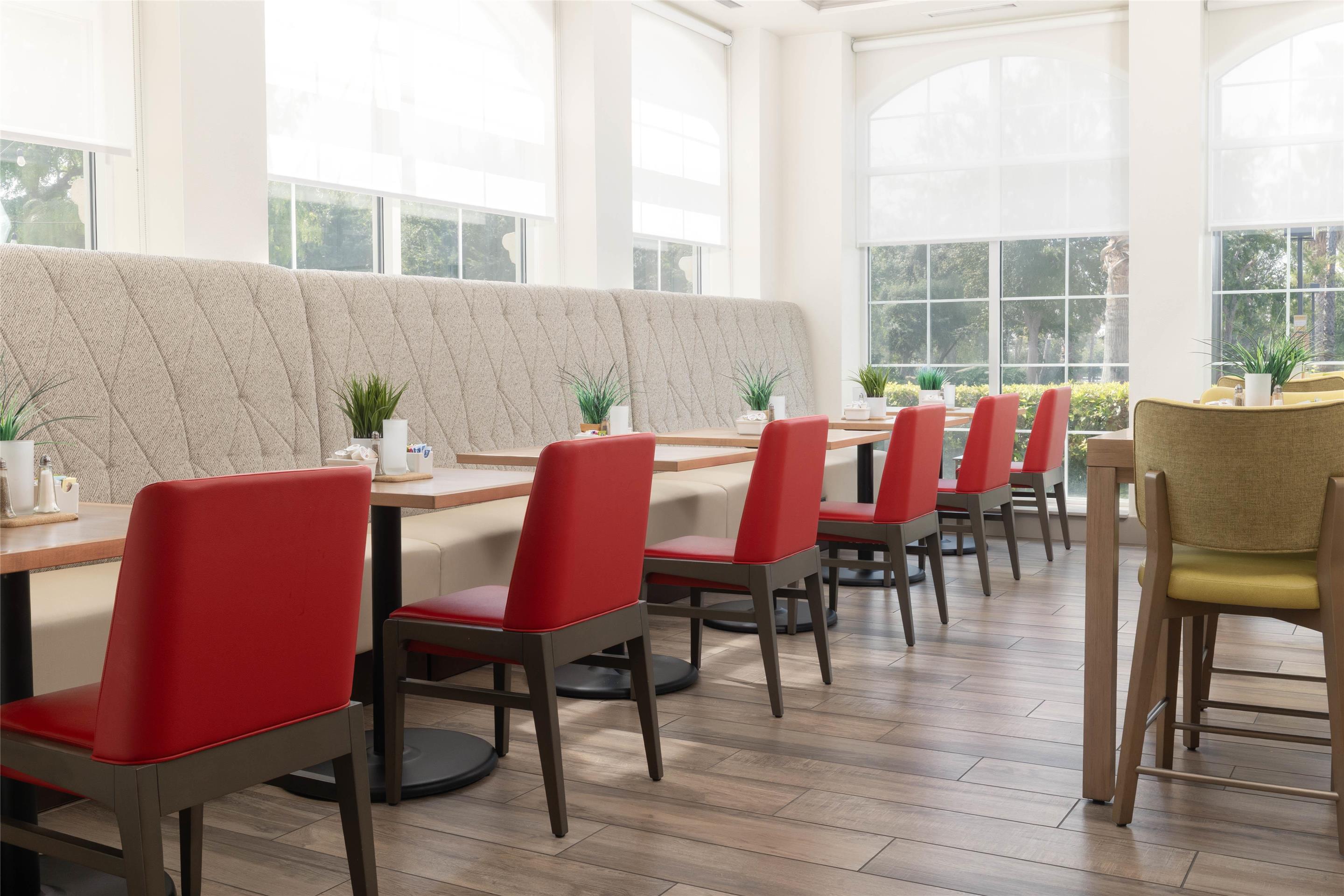Breakfast Area | Hilton Garden Inn Ontario/Rancho Cucamonga