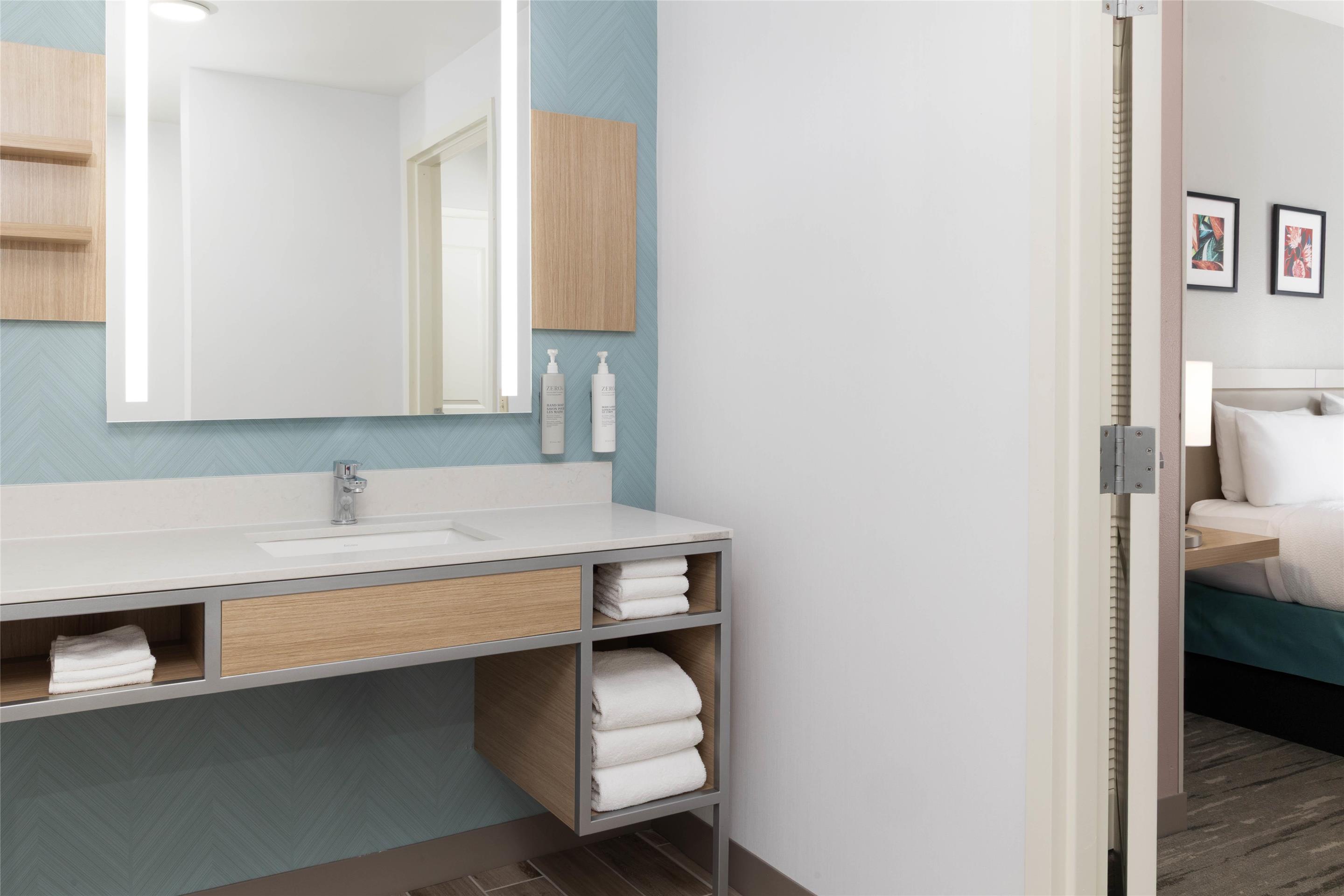 Guest room bath