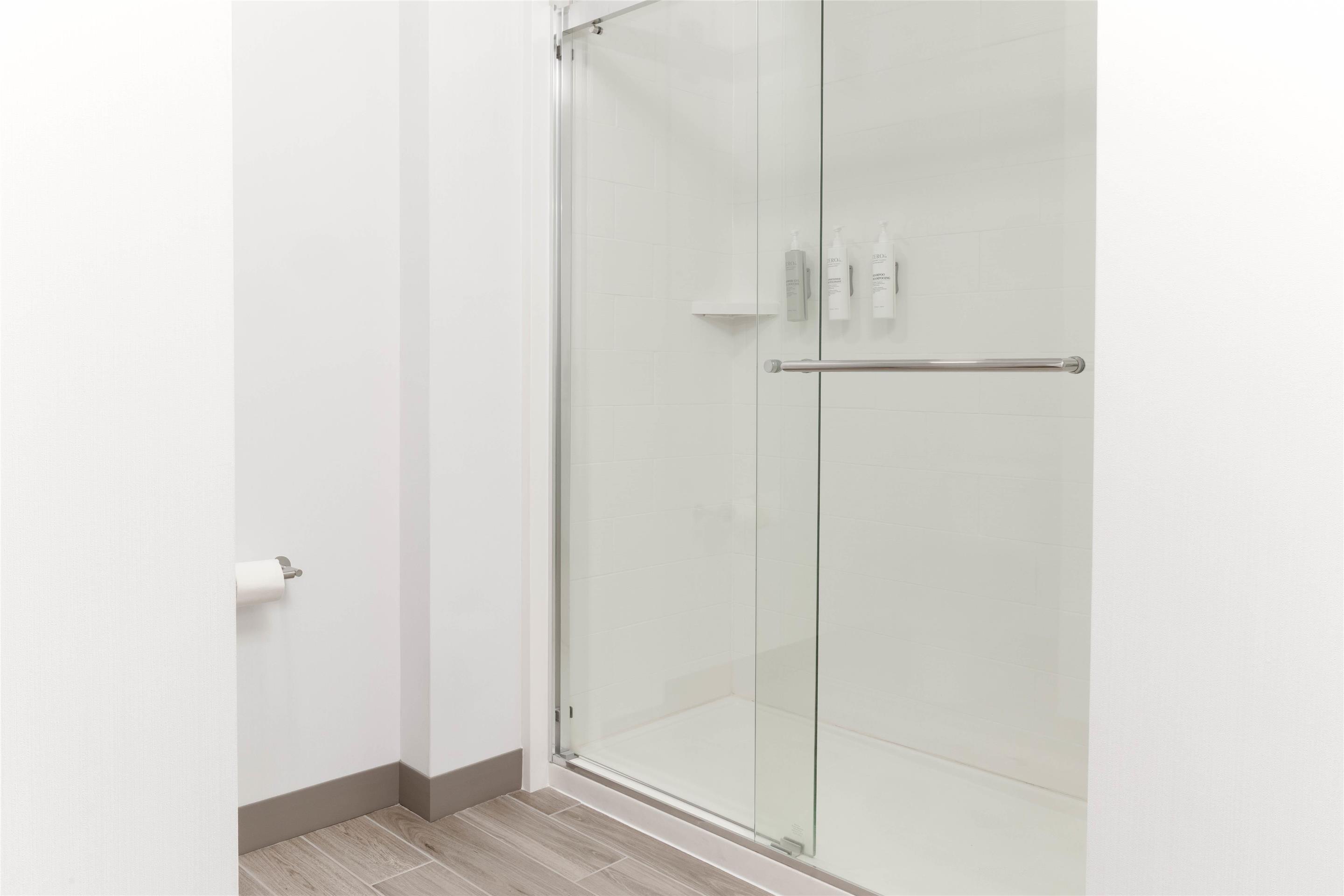 Guest room bath