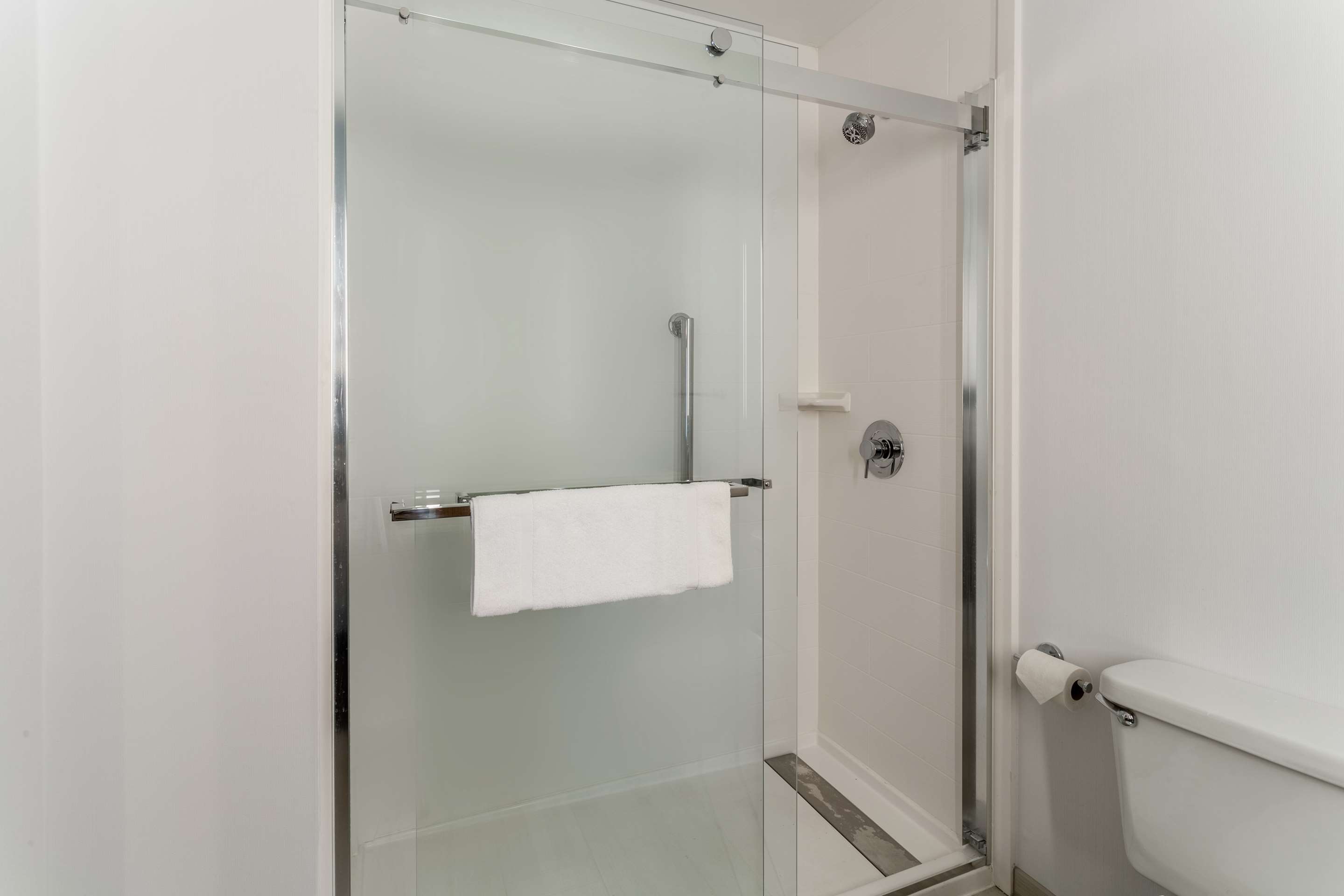 Guest room bath