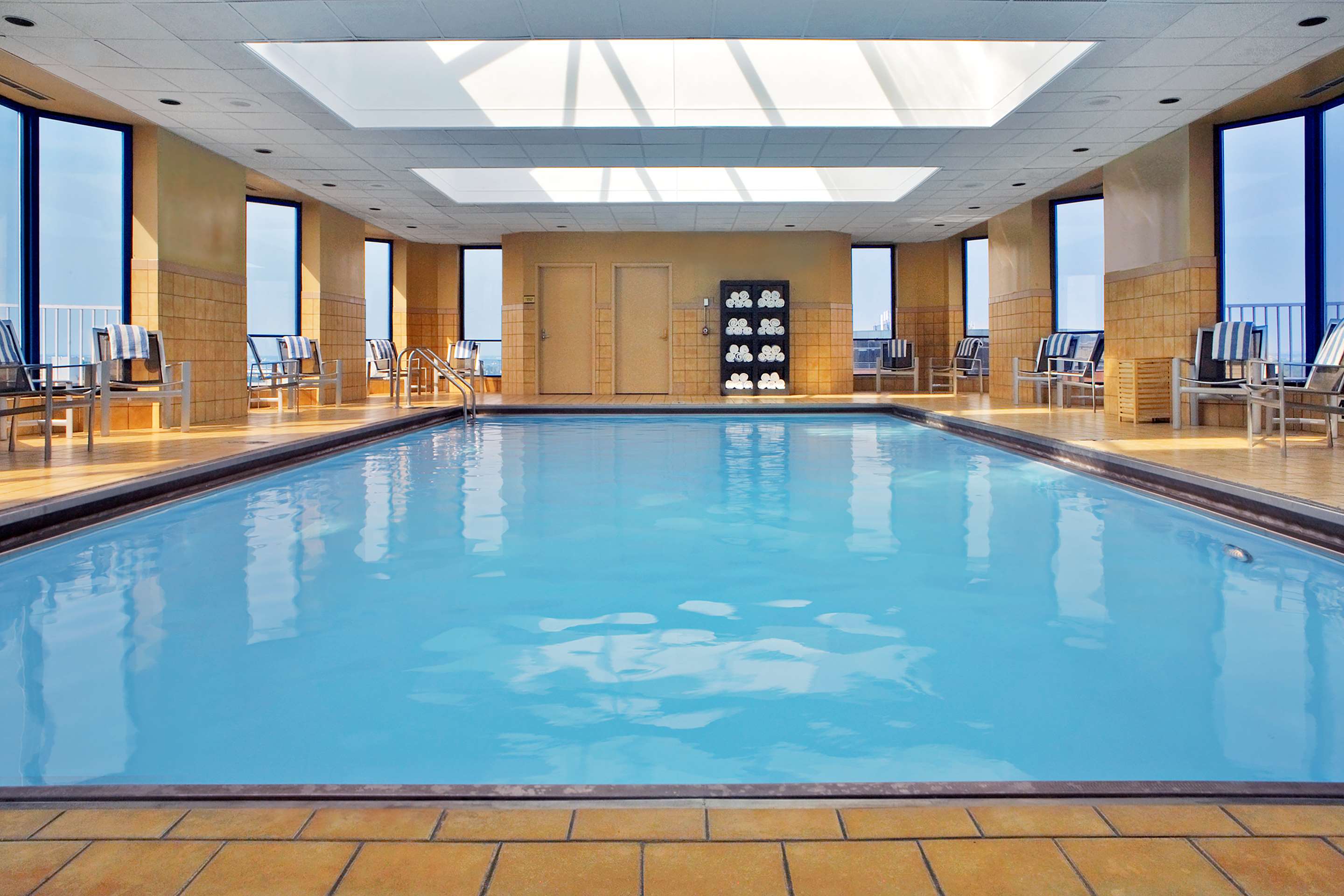 Pool | Hilton Rosemont/Chicago O'Hare
