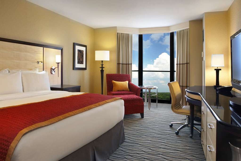 Hilton Rosemont Chicago O'Hare Room Type - 1KG STE MOB HEAR ACC TUB