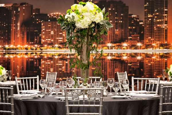 Restaurant - Hilton Suites Chicago