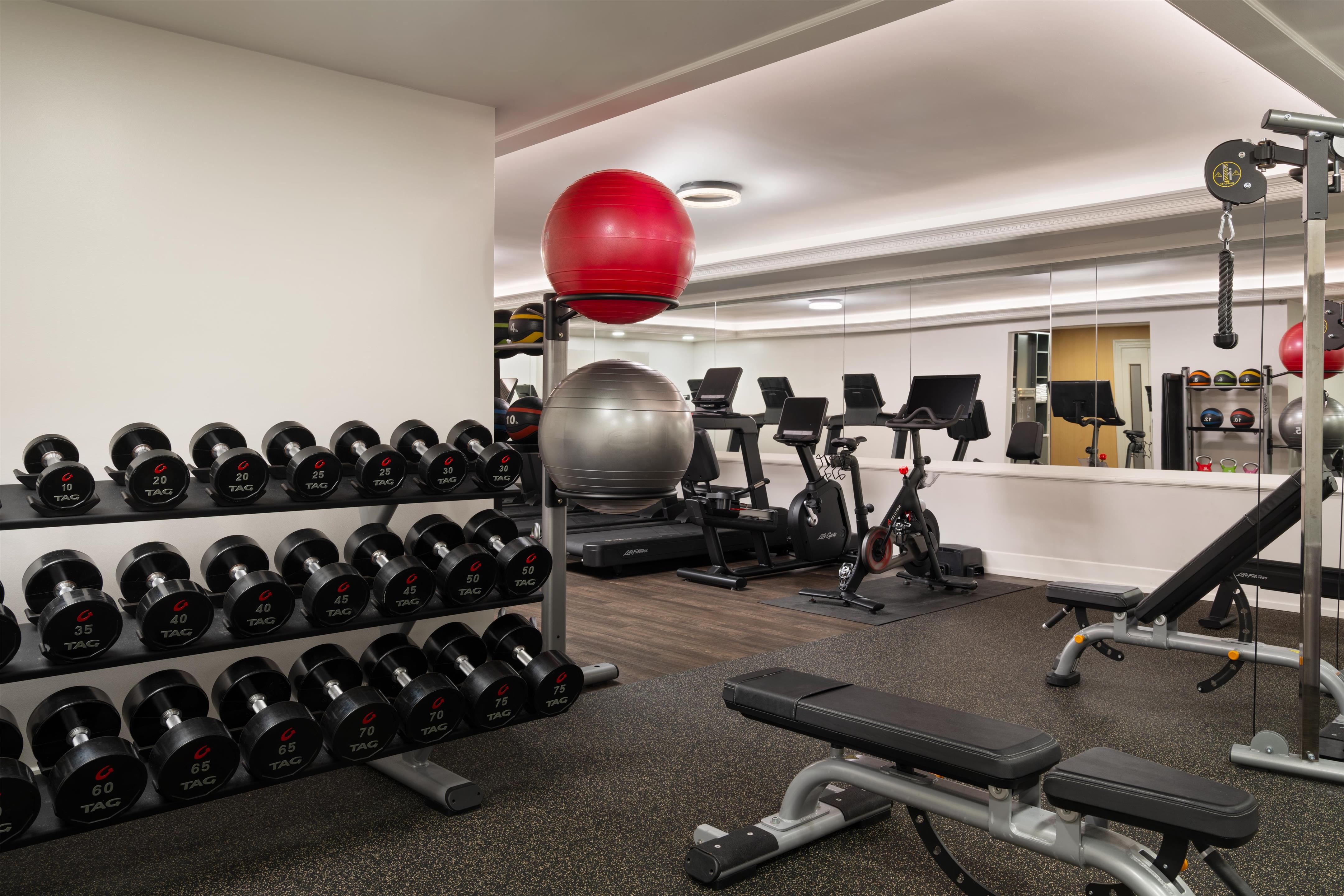 Health club fitness center gym | Hilton Orrington / Evanston