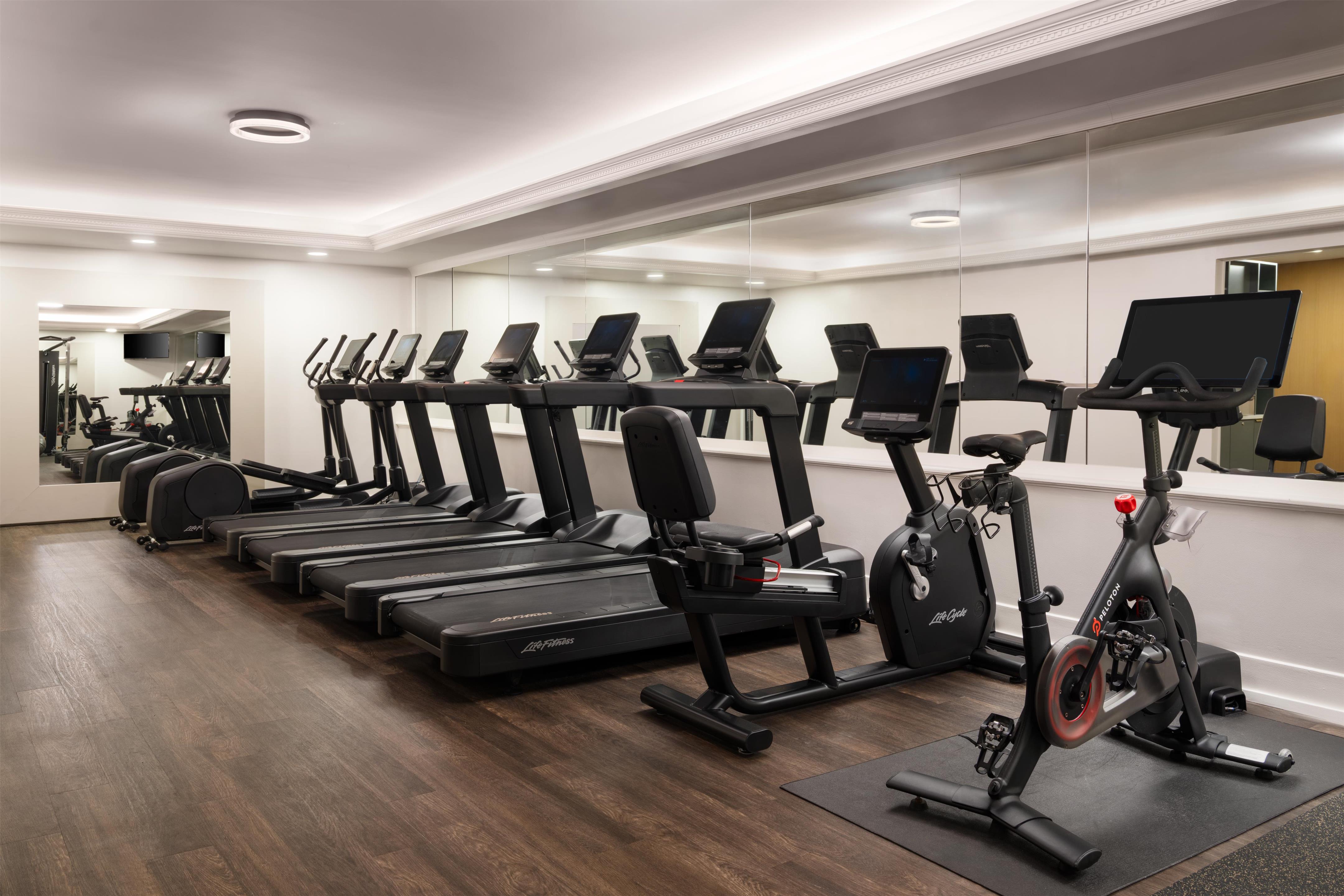 Health club fitness center gym | Hilton Orrington / Evanston