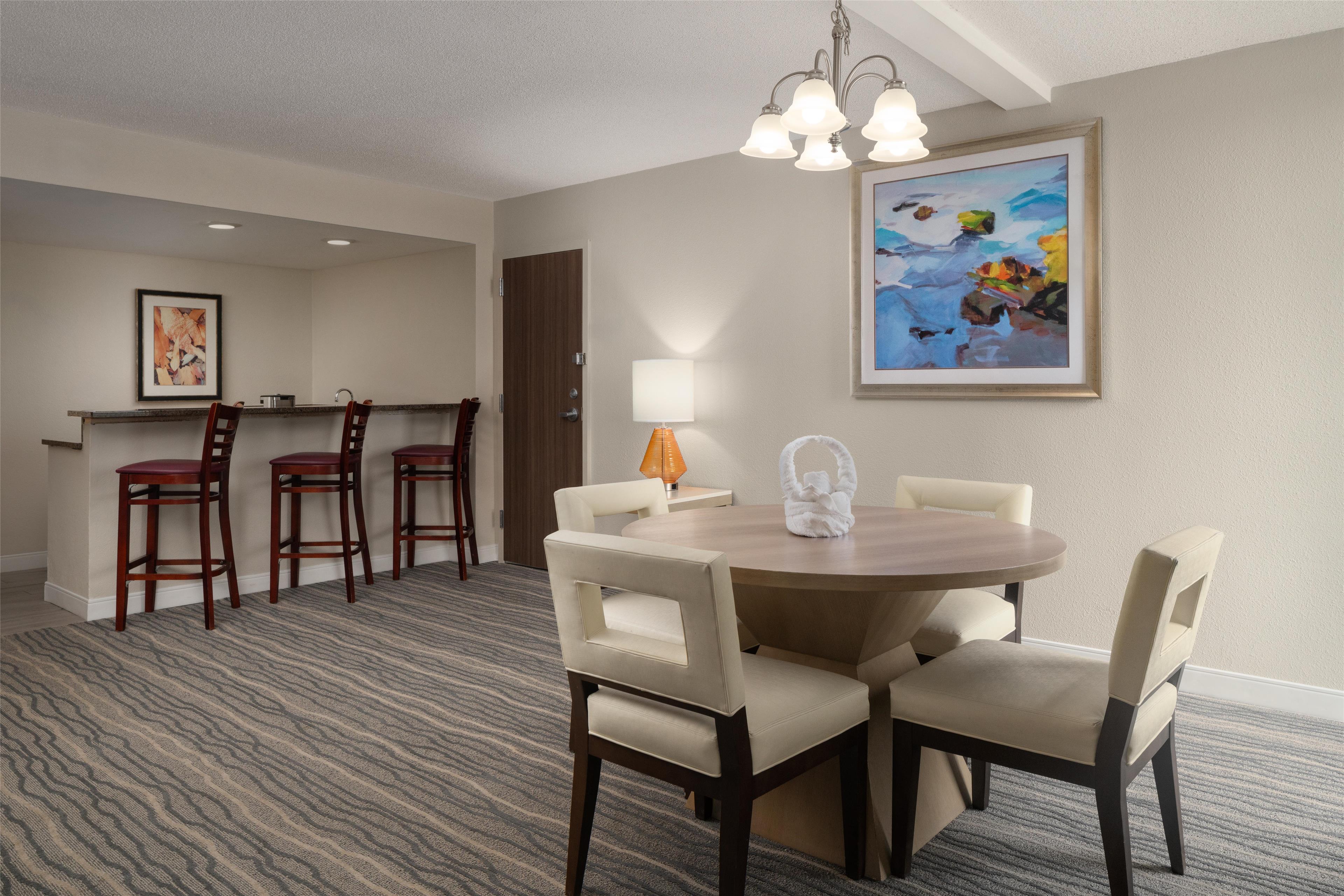 DoubleTree by Hilton Virginia Beach Room Type - 1KING PRESIDENT STE NOSMOK