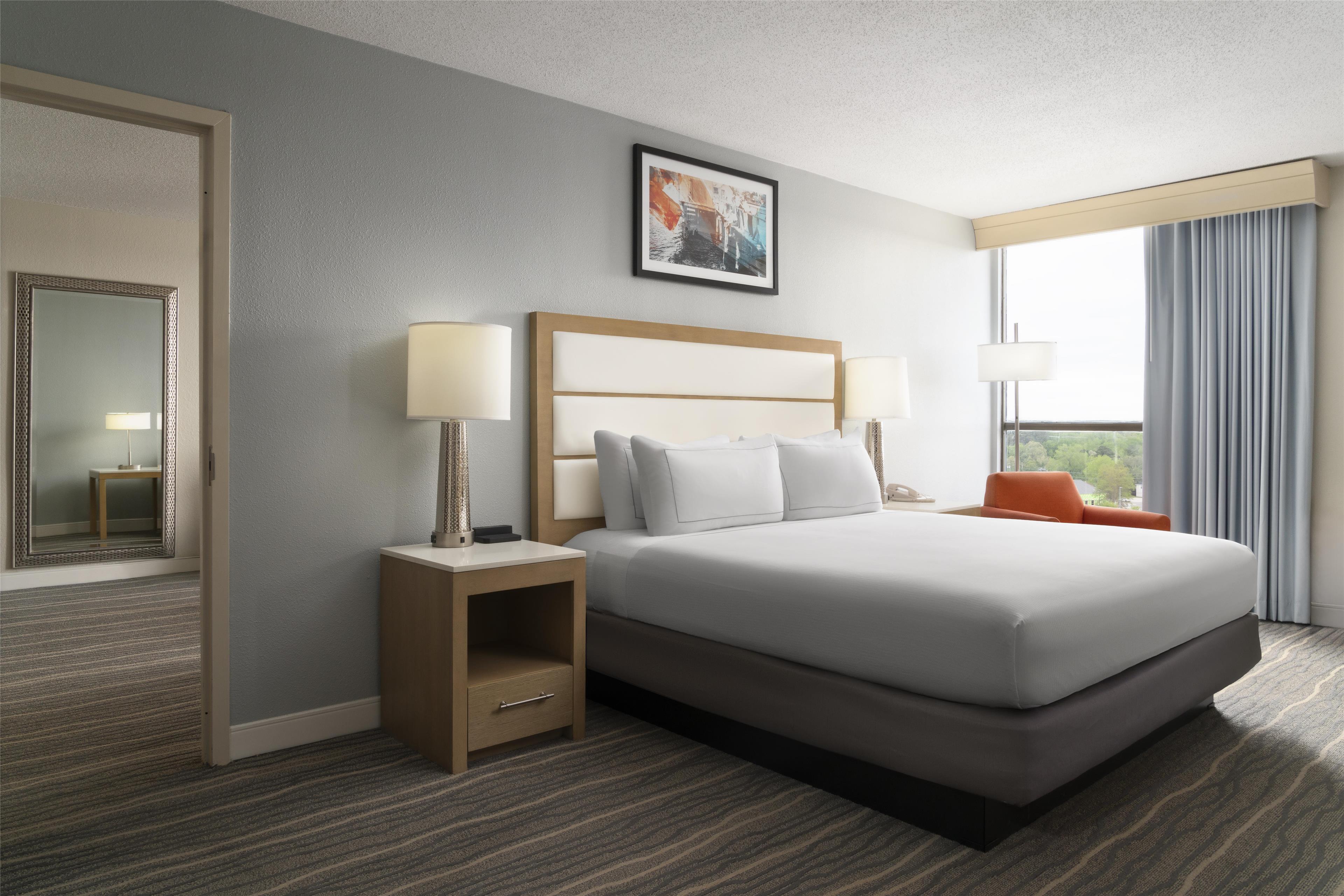 DoubleTree by Hilton Virginia Beach Room Type - 1KING 2 ROOM SUITE NONSMOK