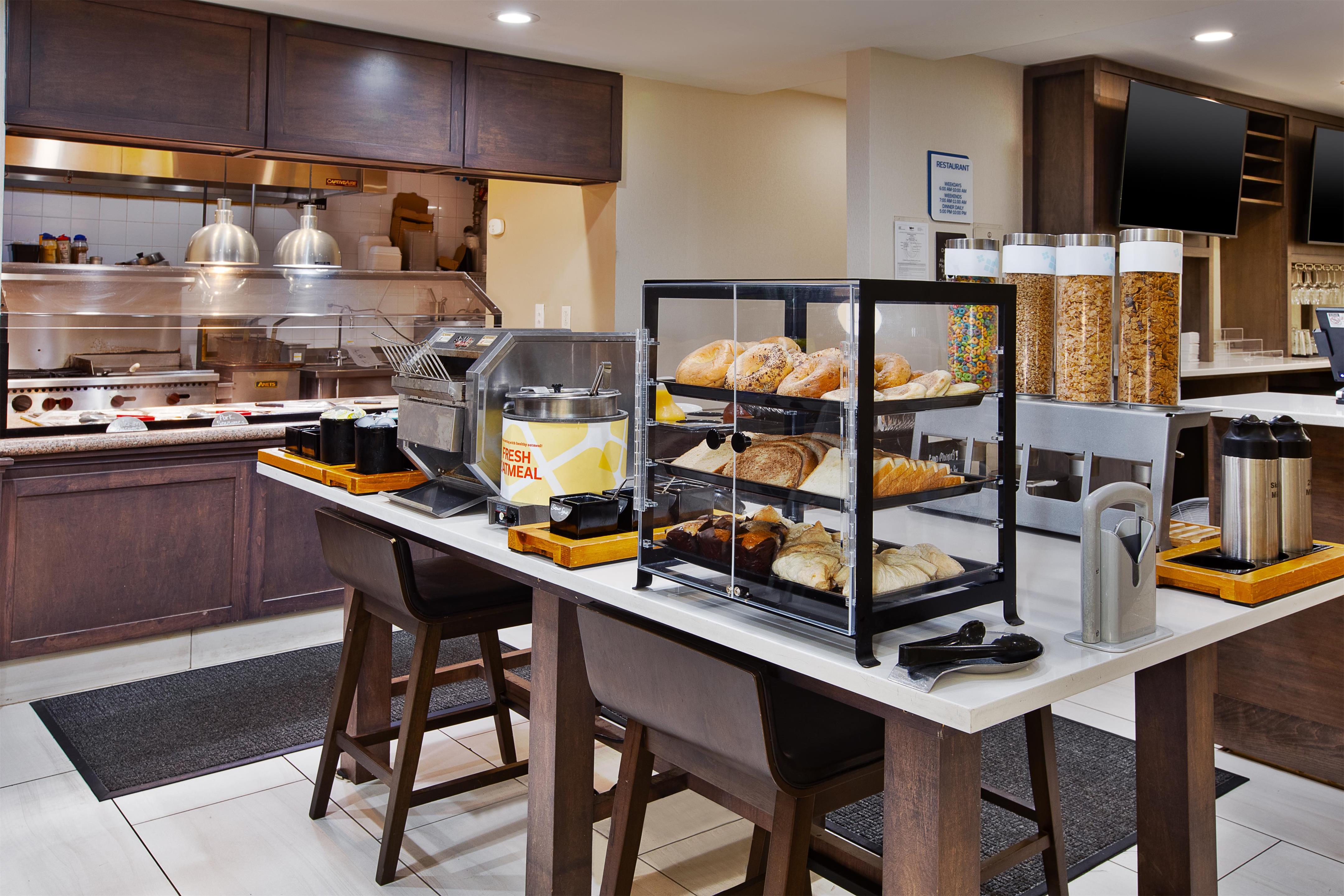 Breakfast Area | Hilton Garden Inn Chesapeake/Greenbrier