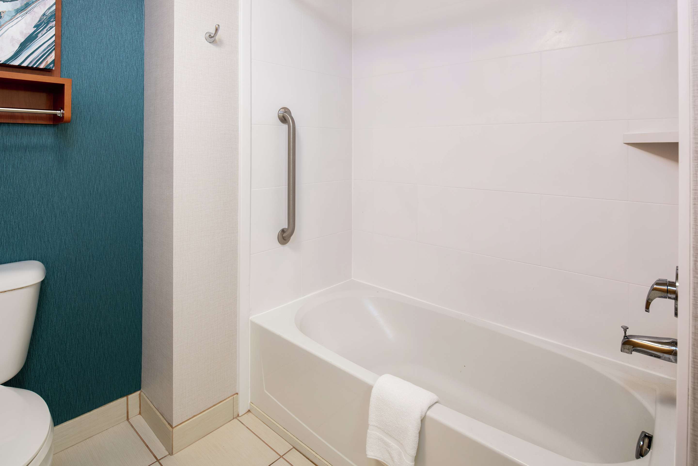 Guest room bath