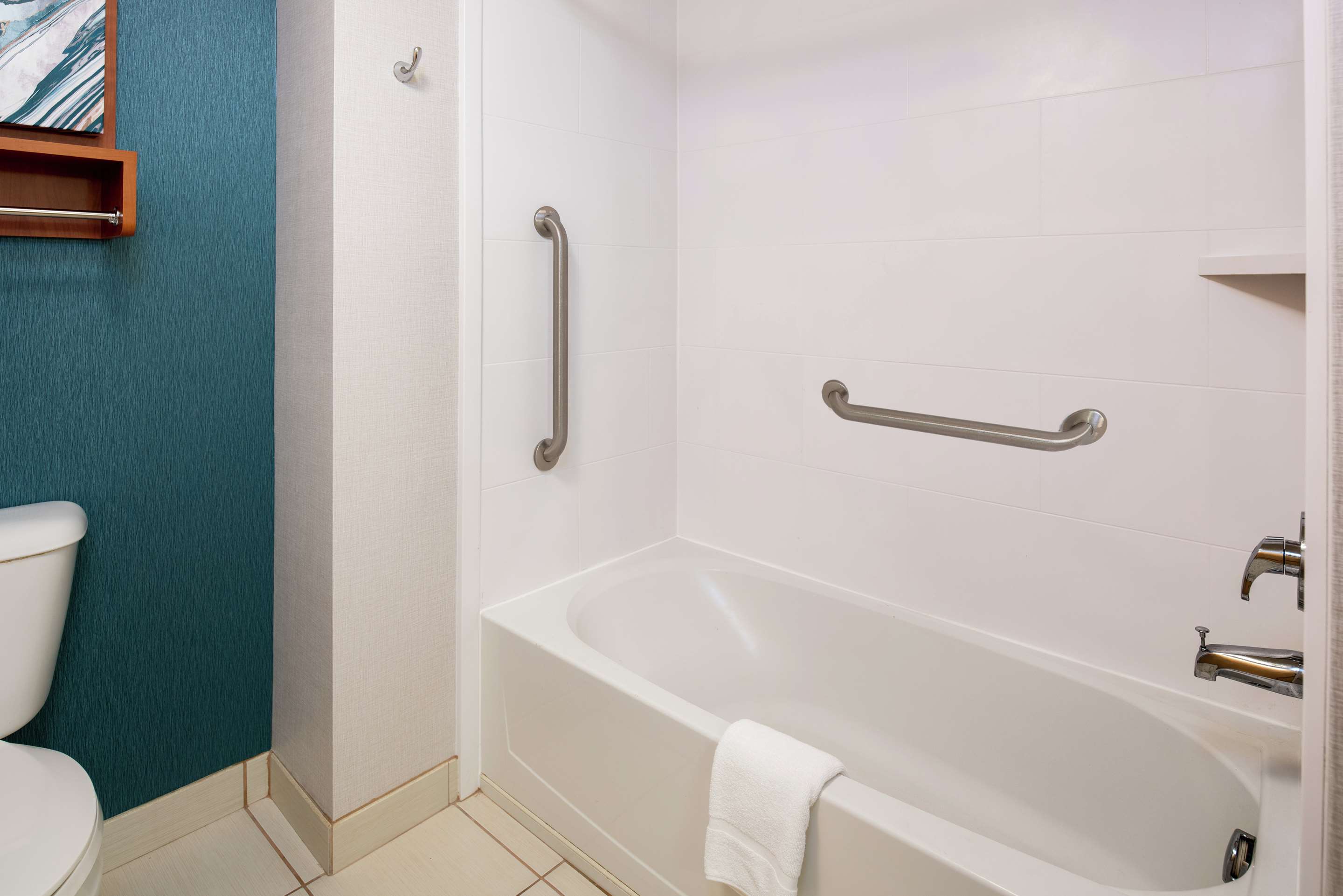 Guest room bath