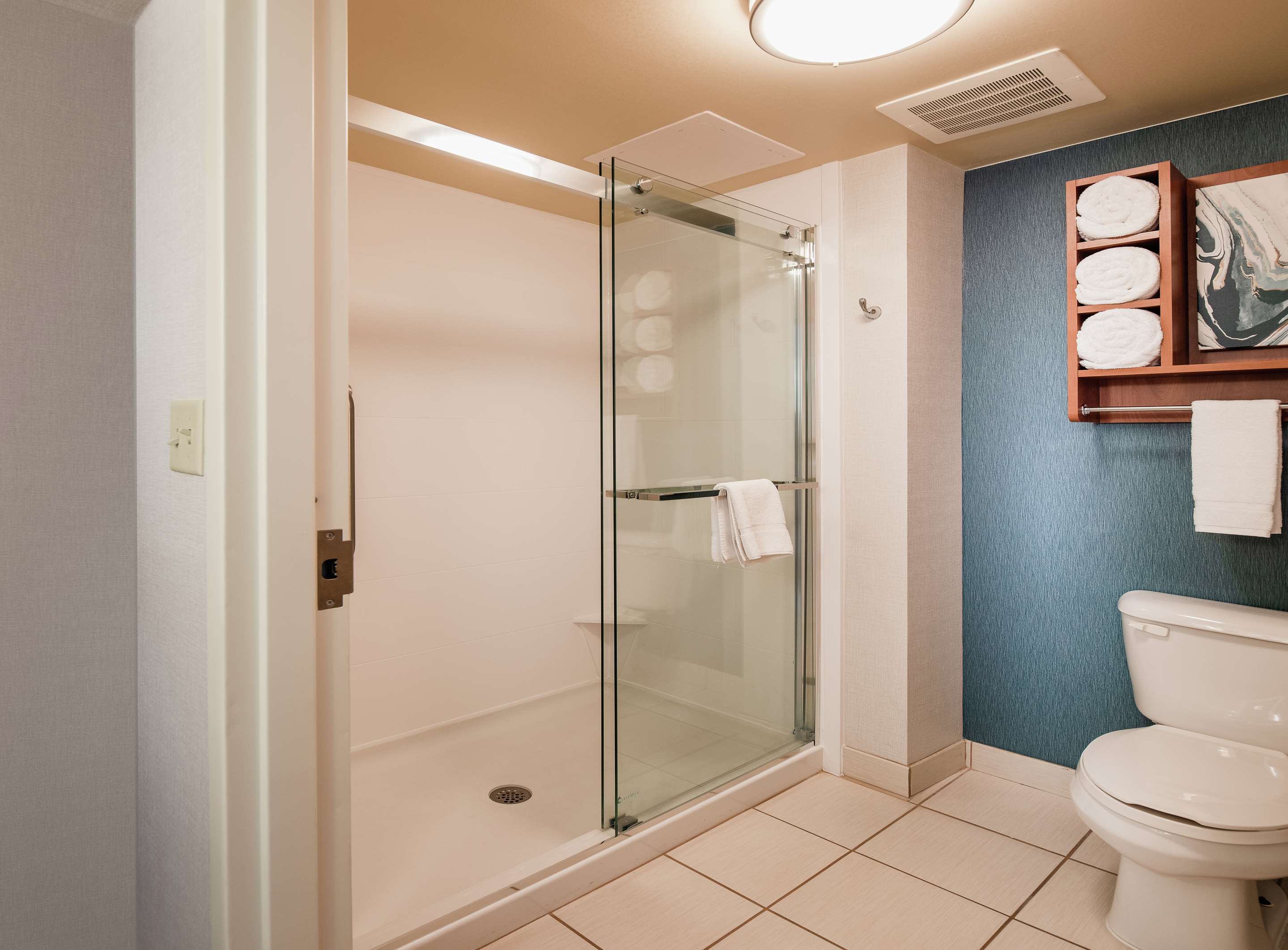 Guest room bath
