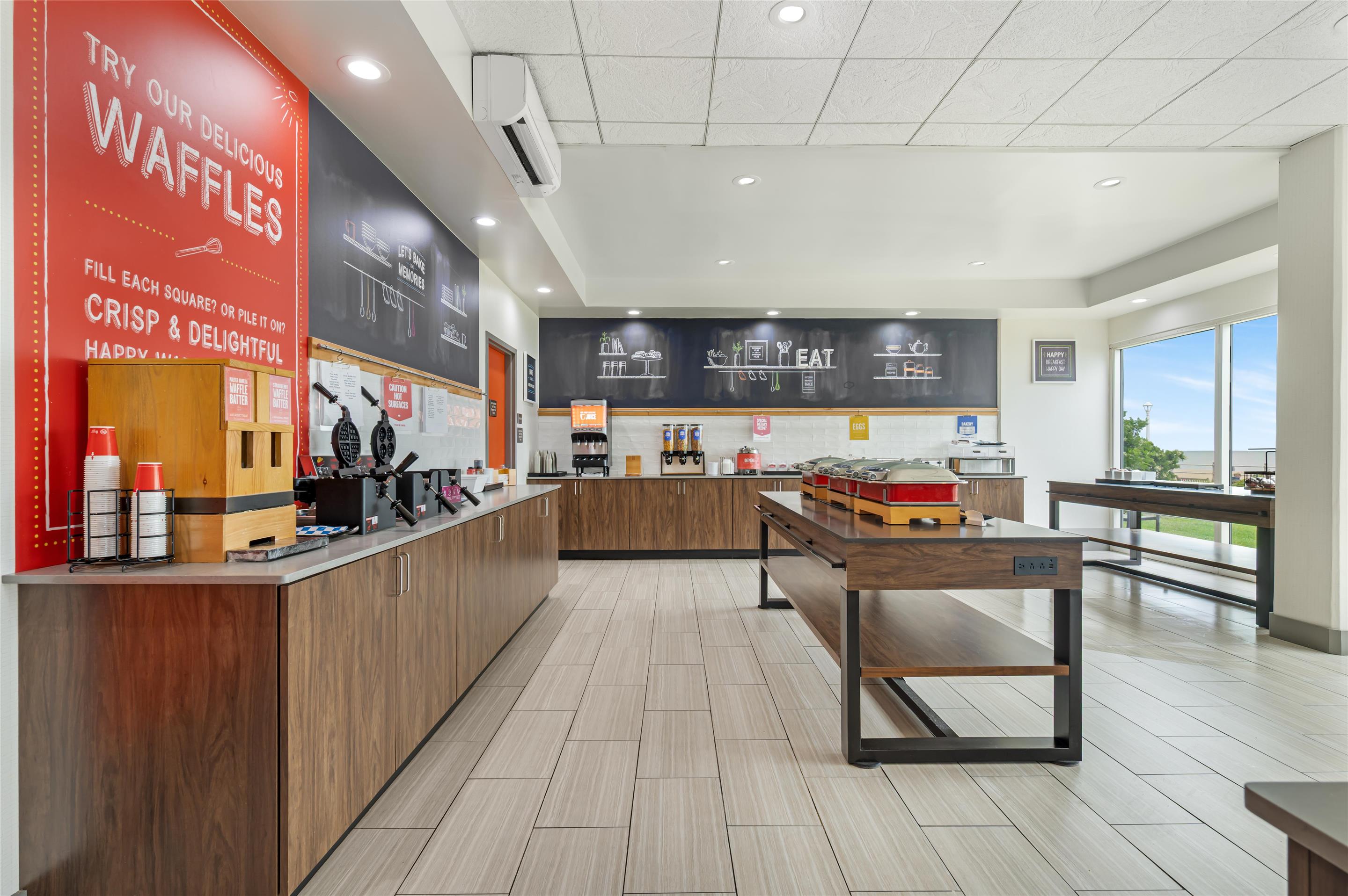 Breakfast Area | Hampton Inn Virginia Beach-Oceanfront North