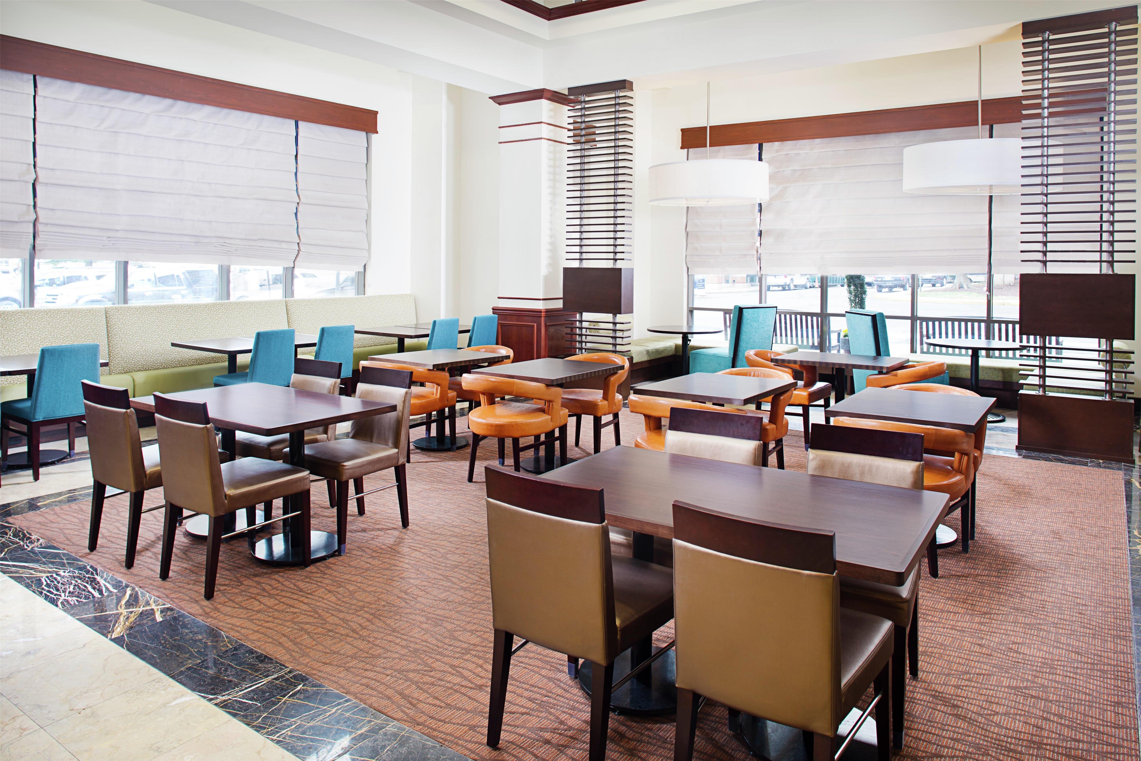 Restaurant | Hilton Garden Inn Virginia Beach Town Center