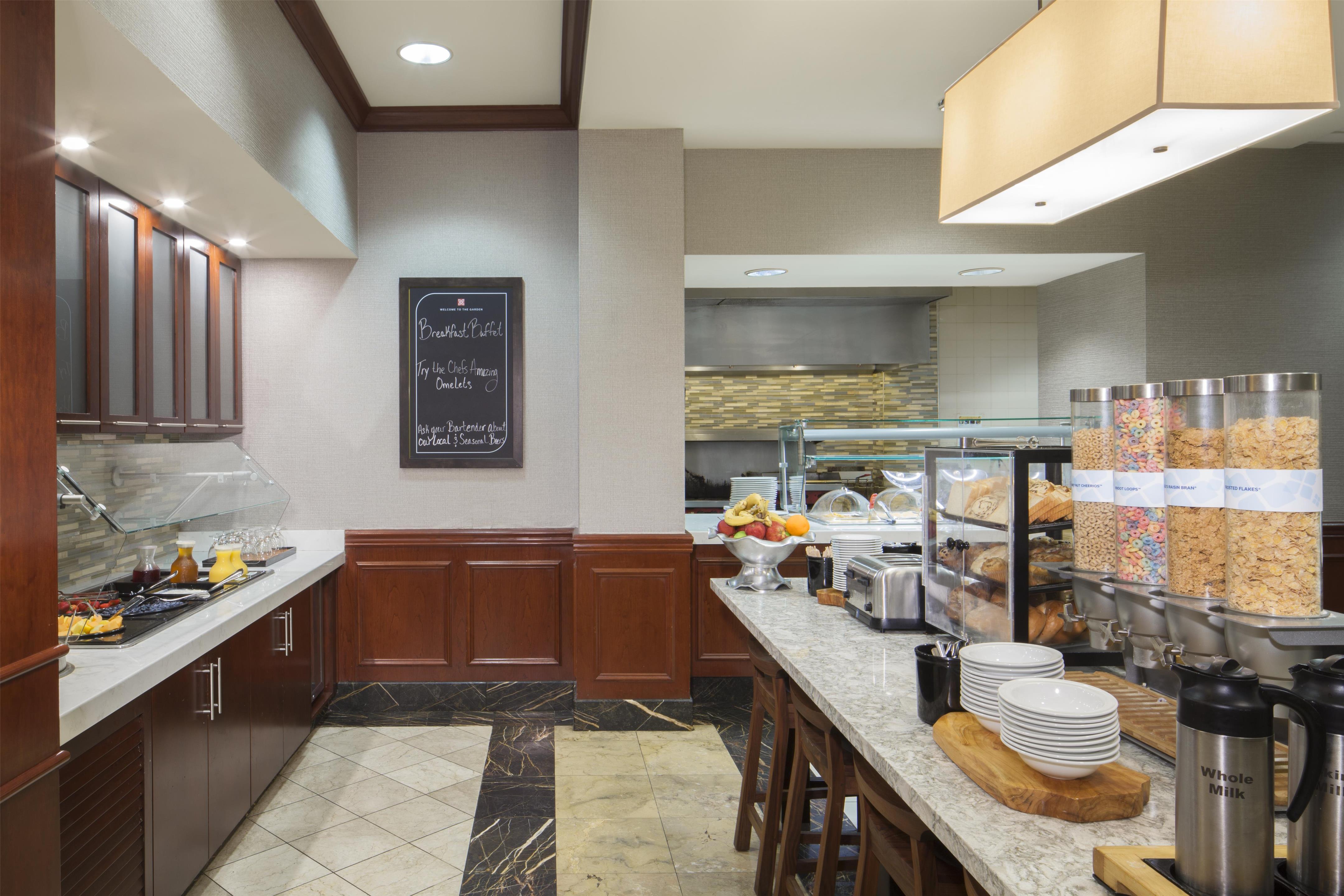 Breakfast Area | Hilton Garden Inn Virginia Beach Town Center