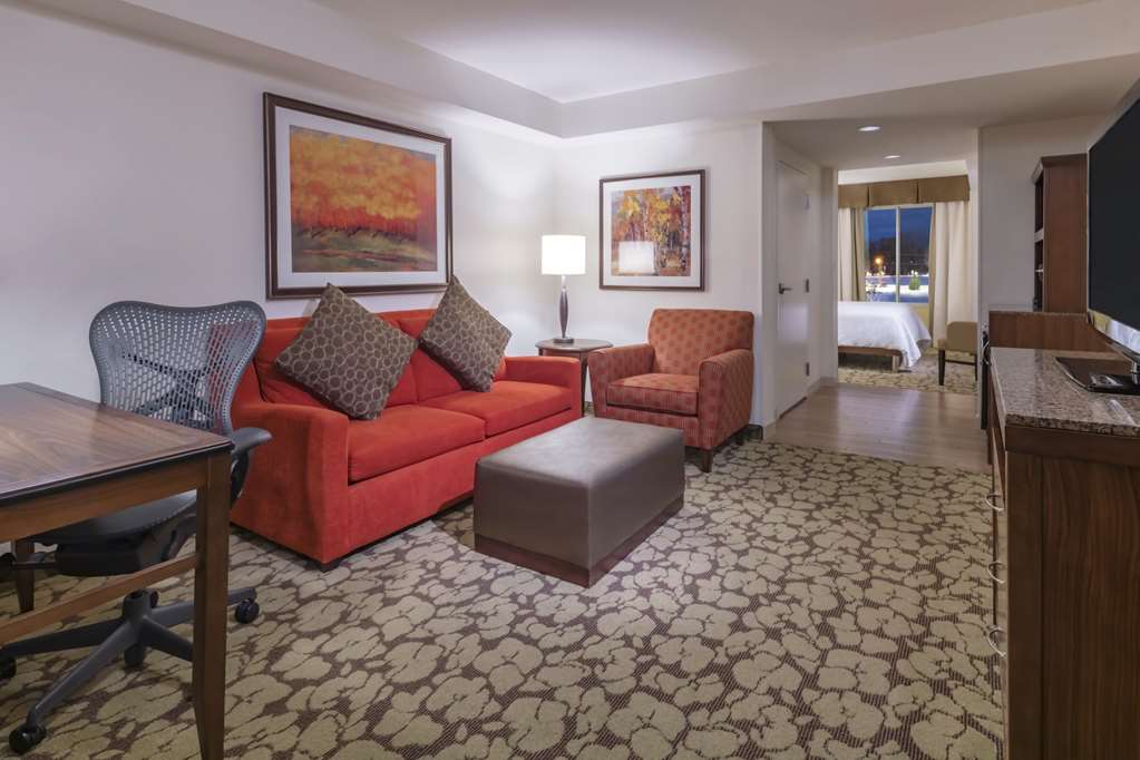 HILTON GARDEN INN DEVENS COMMON Room Type - 1 KING BED JR SUITE