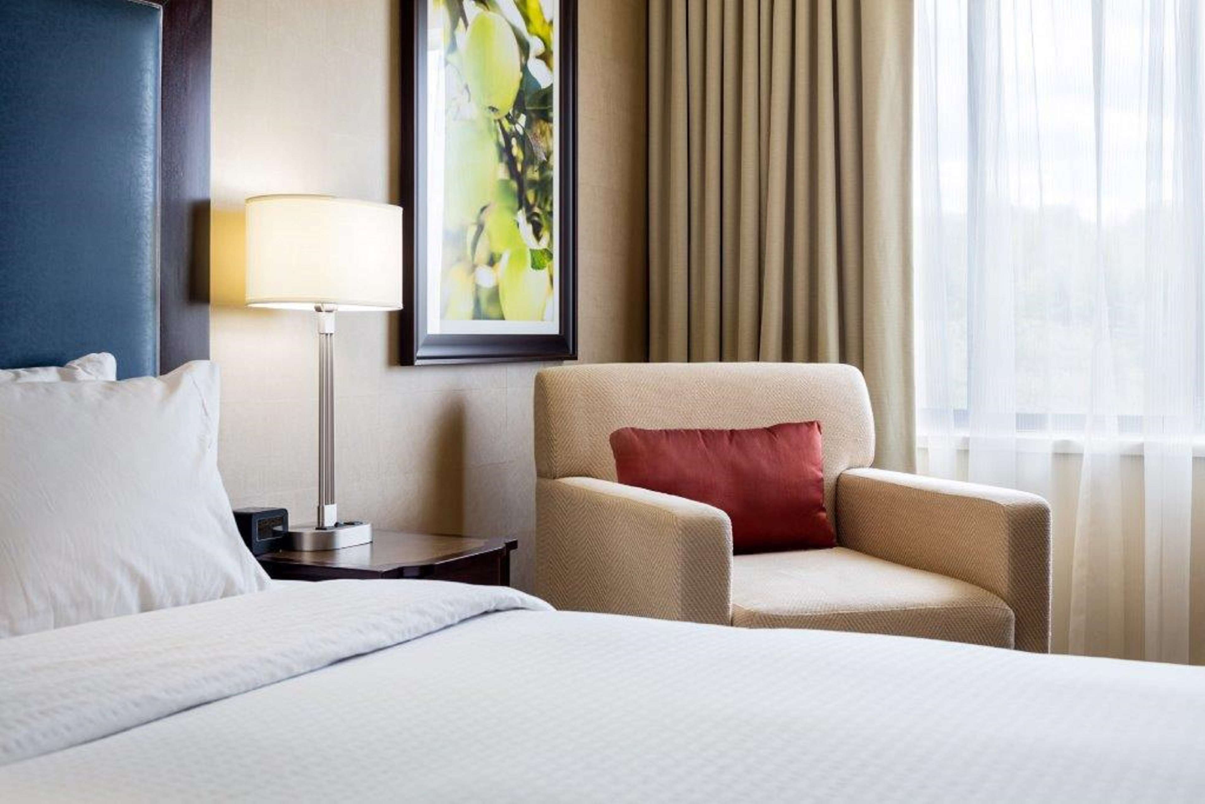 DoubleTree by Hilton Leominster Room Type - 1 KING BED HEARING ACCESS