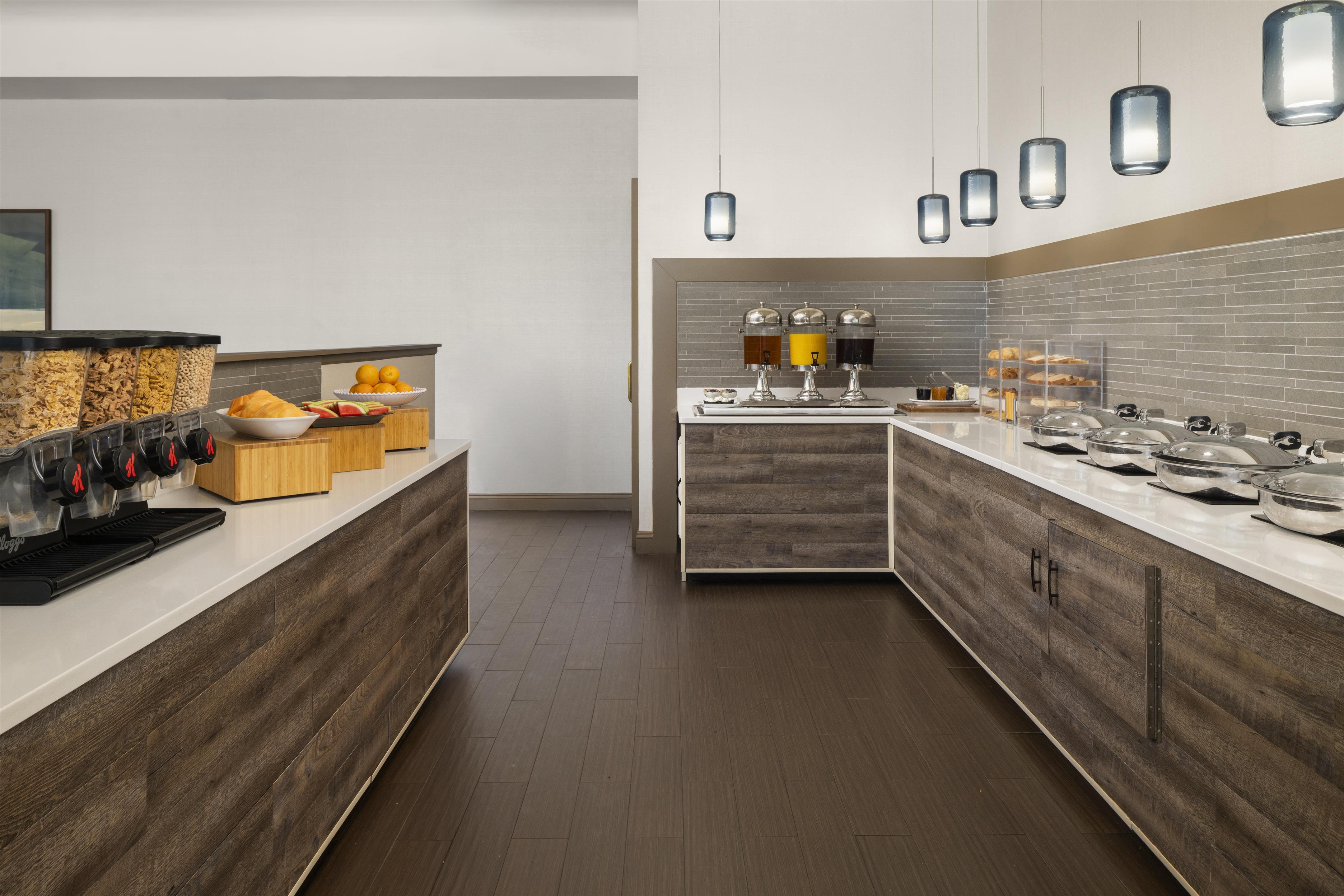 Breakfast Area | Doubletree by Hilton Hotel Leominster