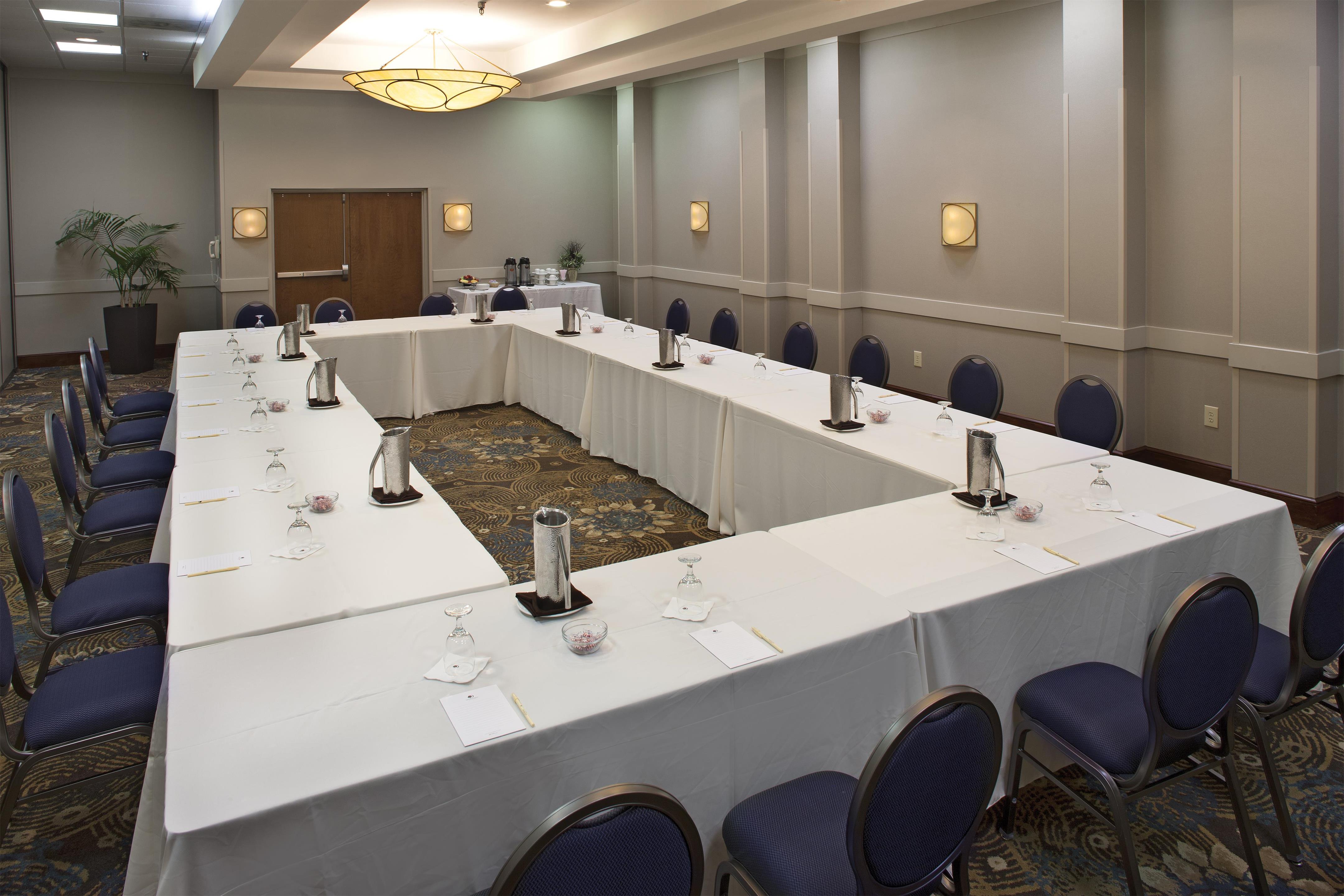 Restaurant | DoubleTree by Hilton Hotel Oak Ridge - Knoxville