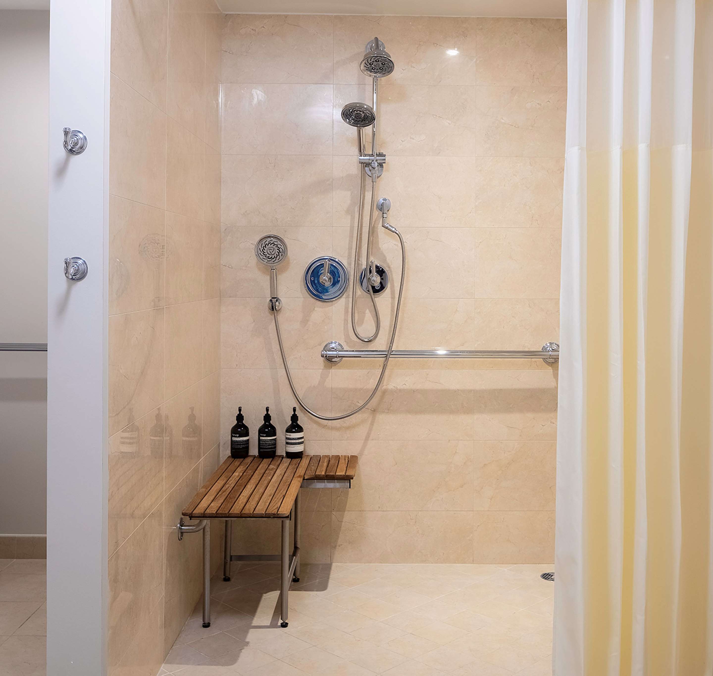 Guest room bath