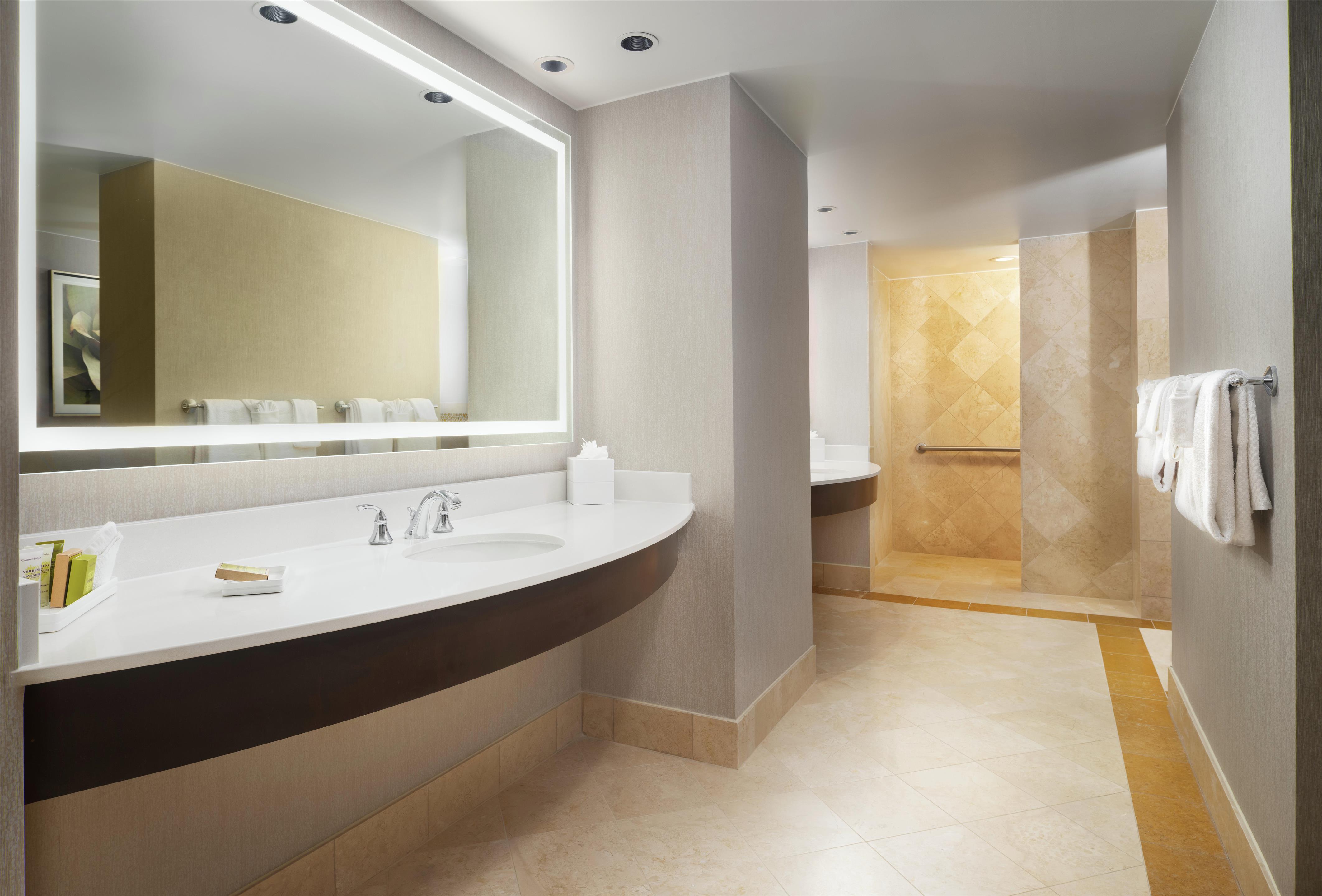 Guest room bath