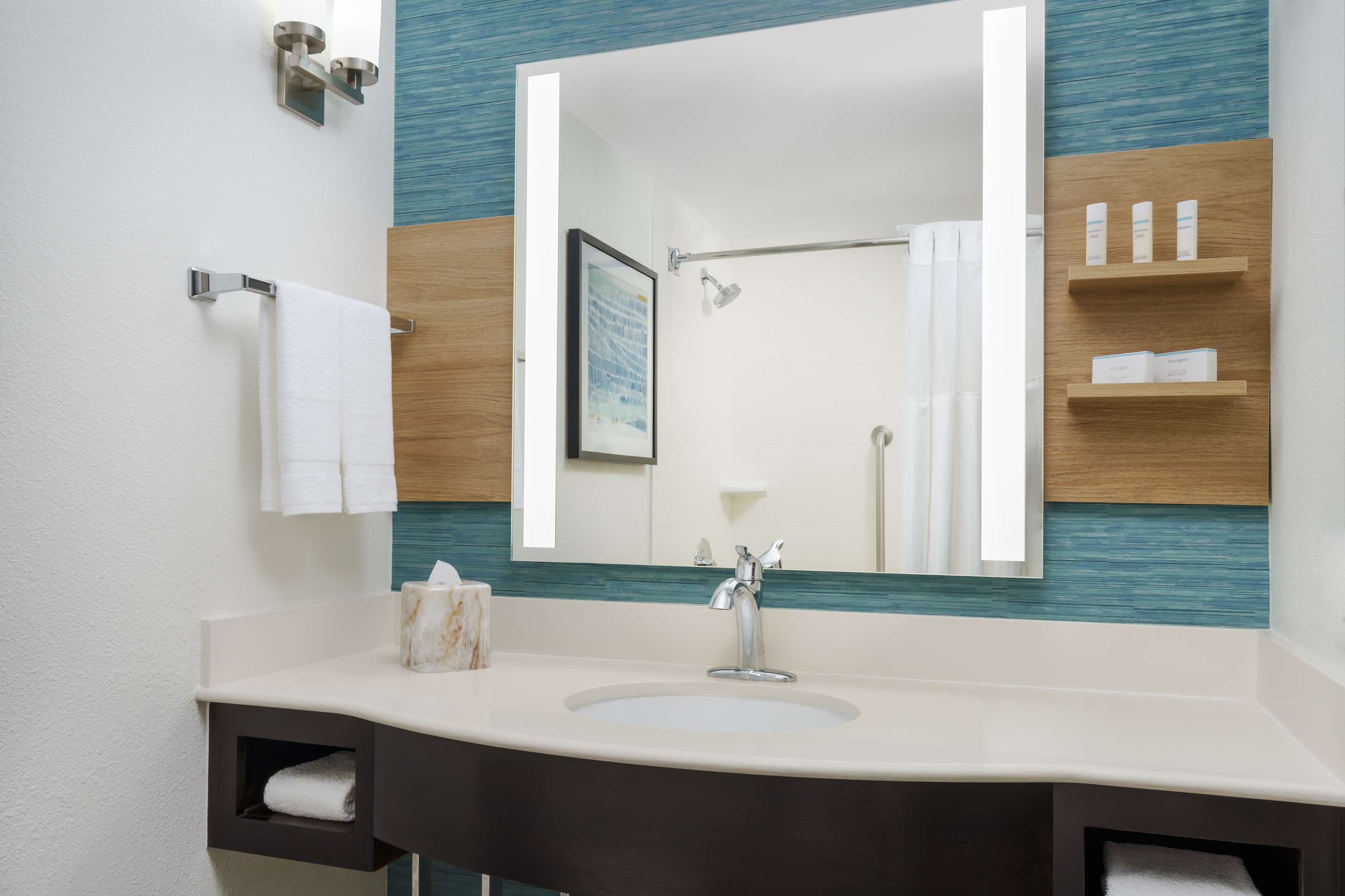 Guest room bath