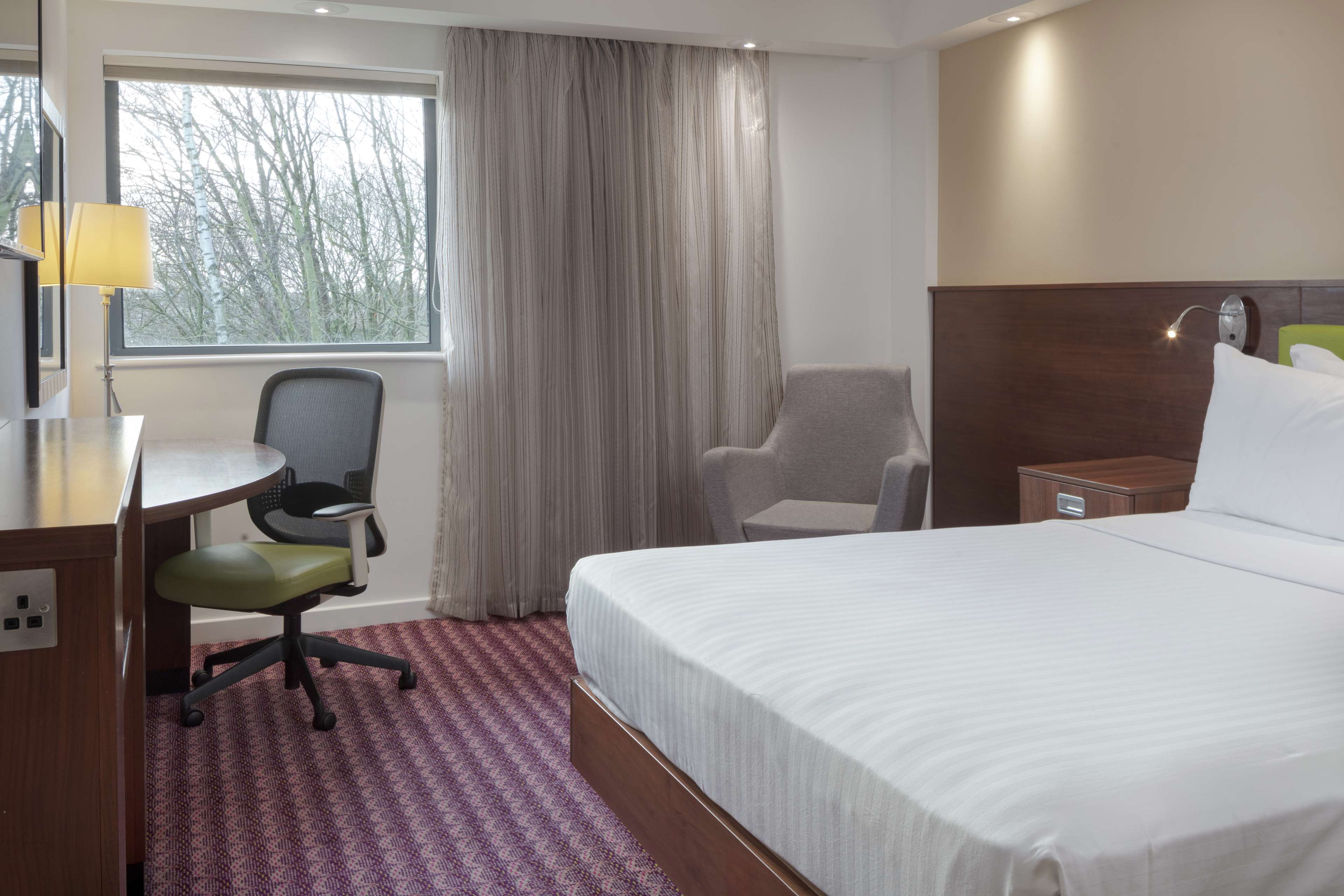 Hampton by Hilton Corby/Kettering Room Type - QUEEN BED W CHAIR NS