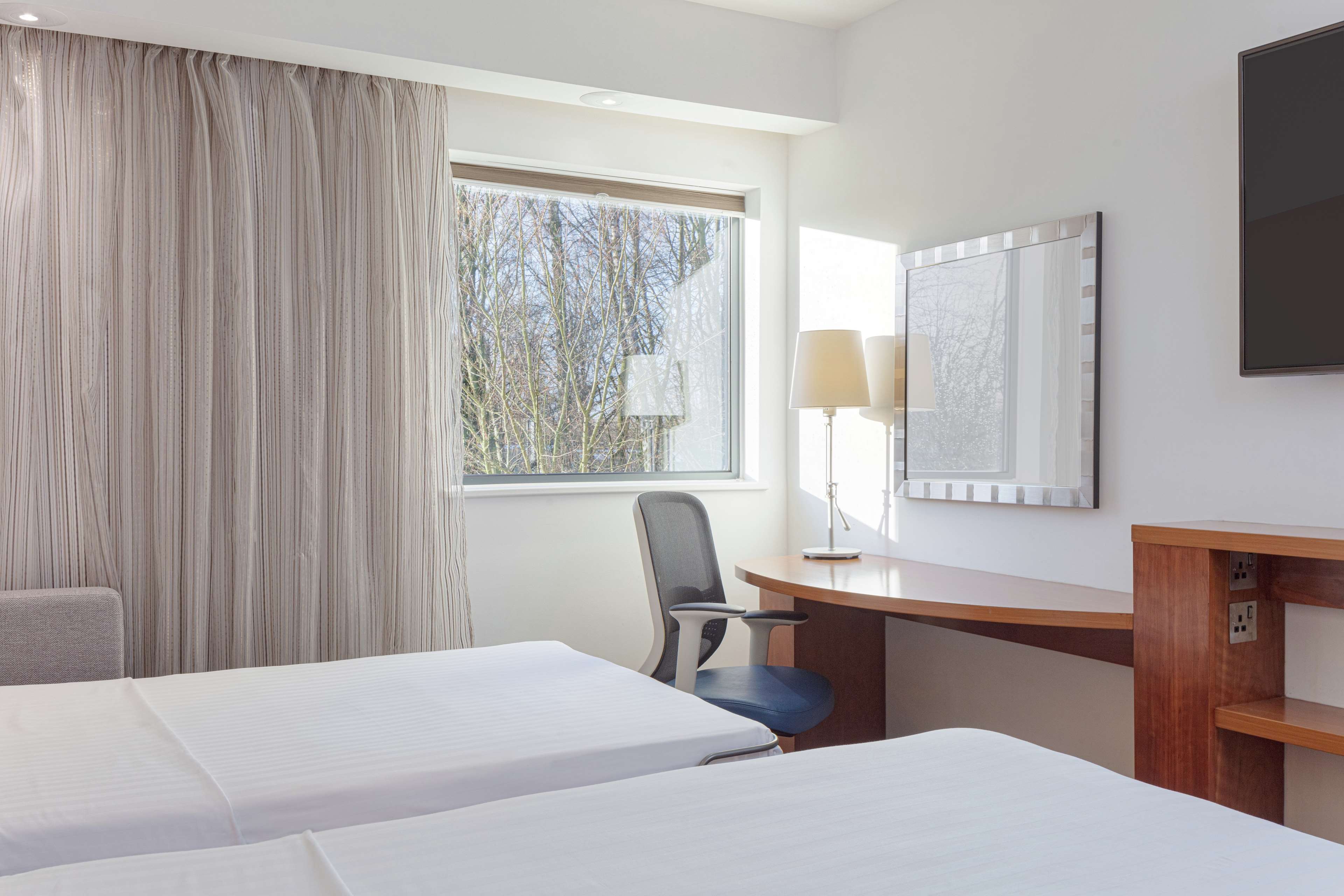 Hampton by Hilton Corby/Kettering Room Type - QUEEN RM W SOFABED NS