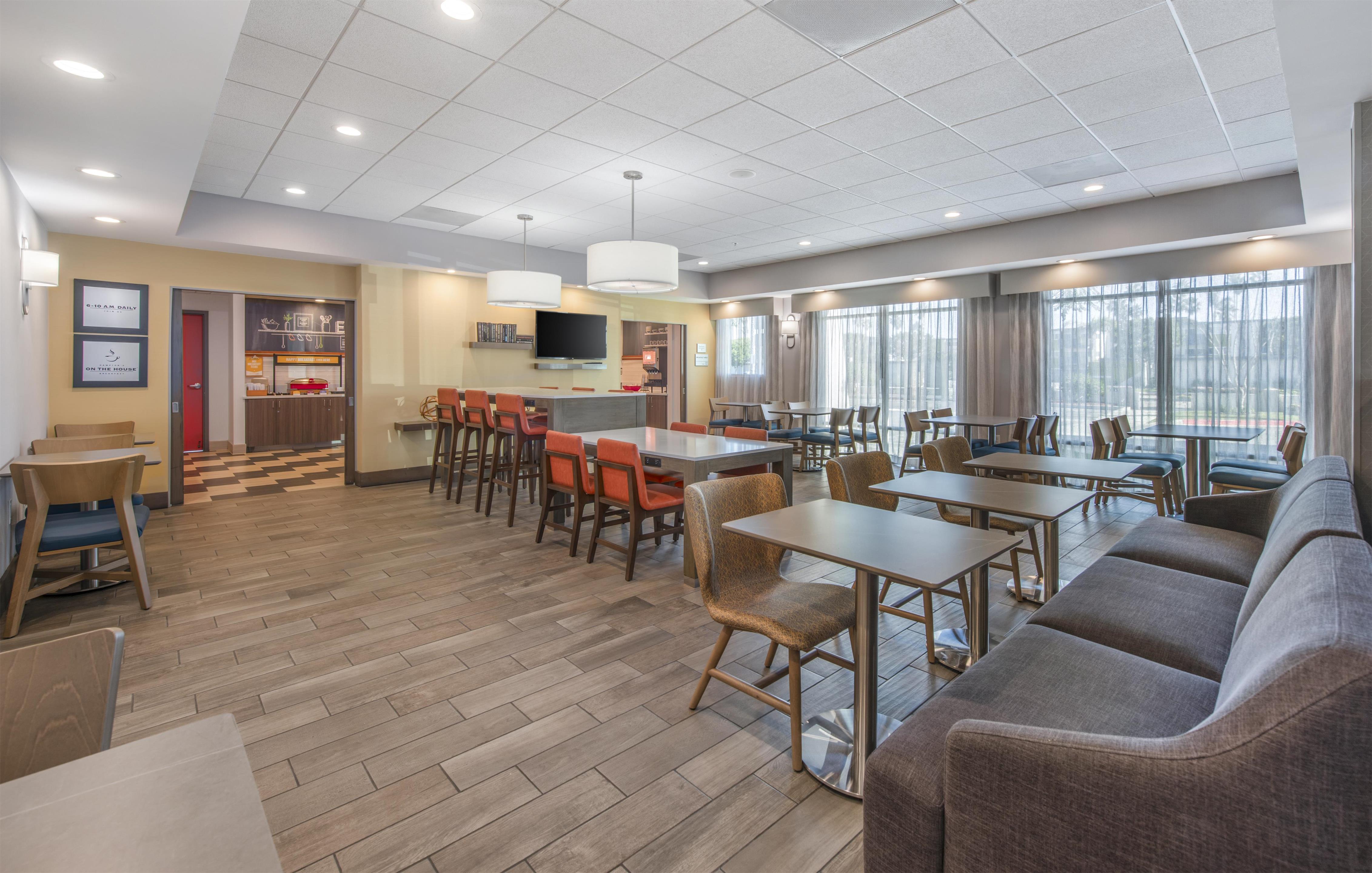 Breakfast Area | Hampton Inn Channel Islands Harbor/Oxnard