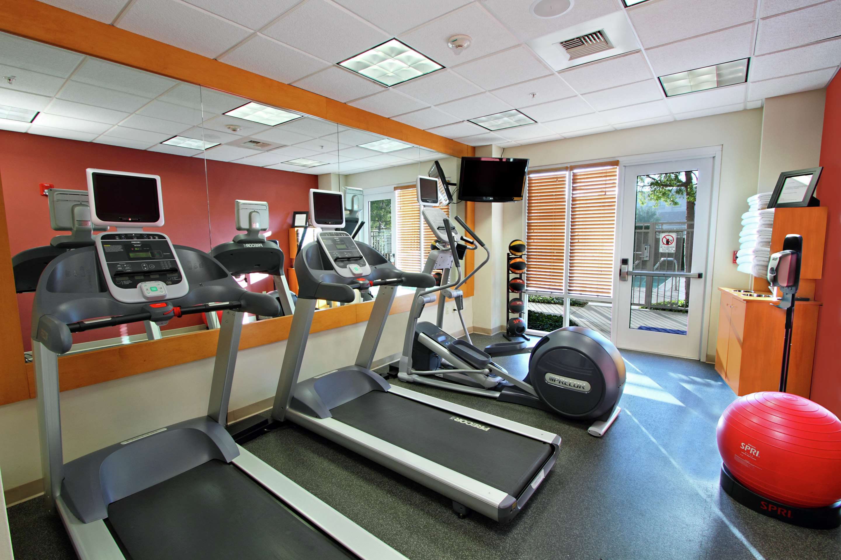 Health club fitness center gym | Hilton Garden Inn Oxnard/Camarillo