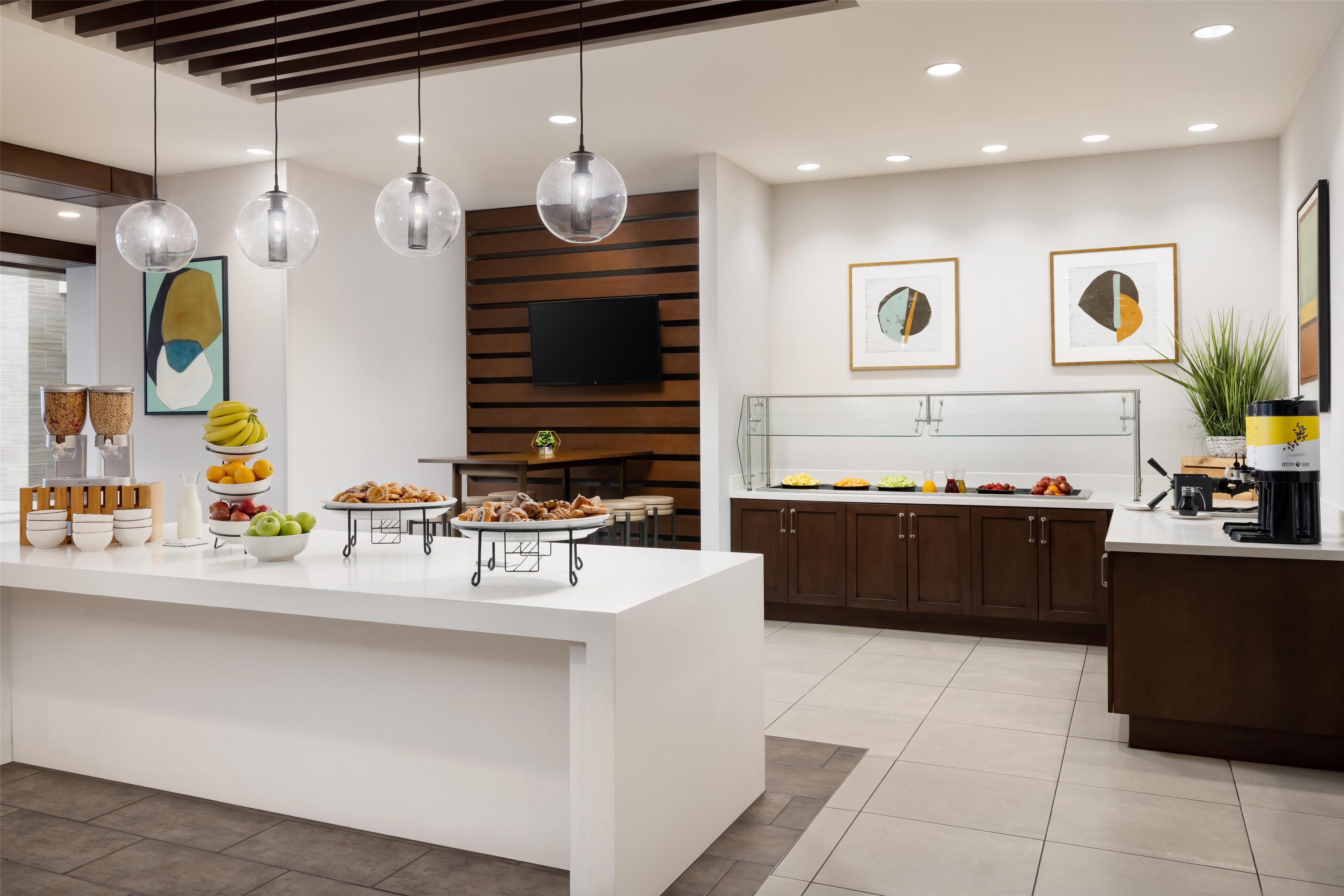 Breakfast Area | Hilton Garden Inn Palo Alto