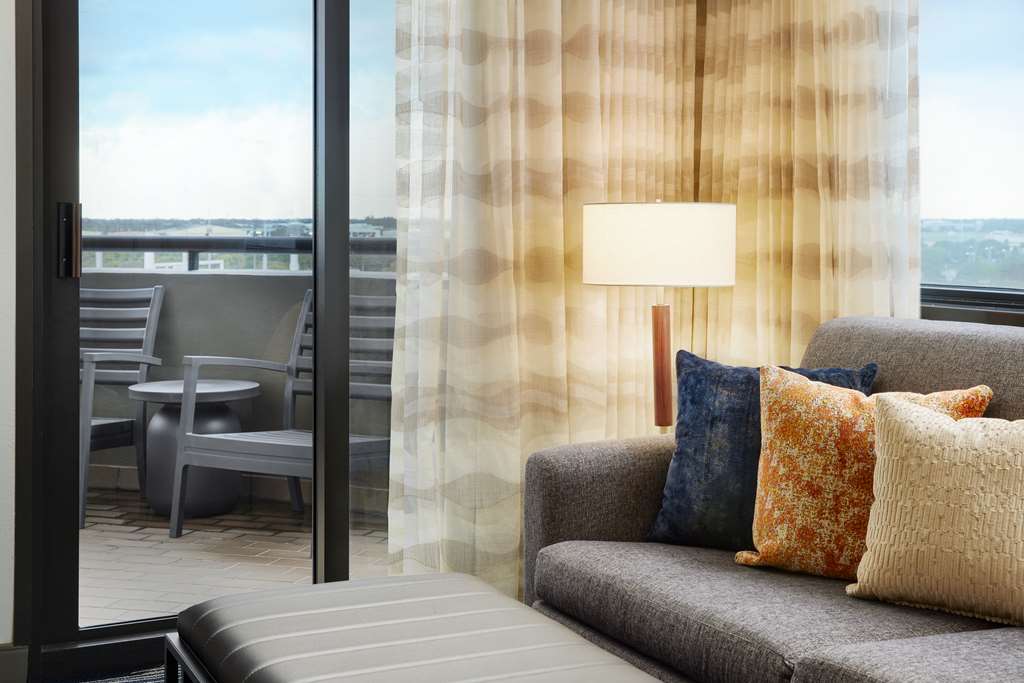 Embassy Suites by Hilton West Palm Beach Central Room Type - 1KING CORNER BALCONY SUITE