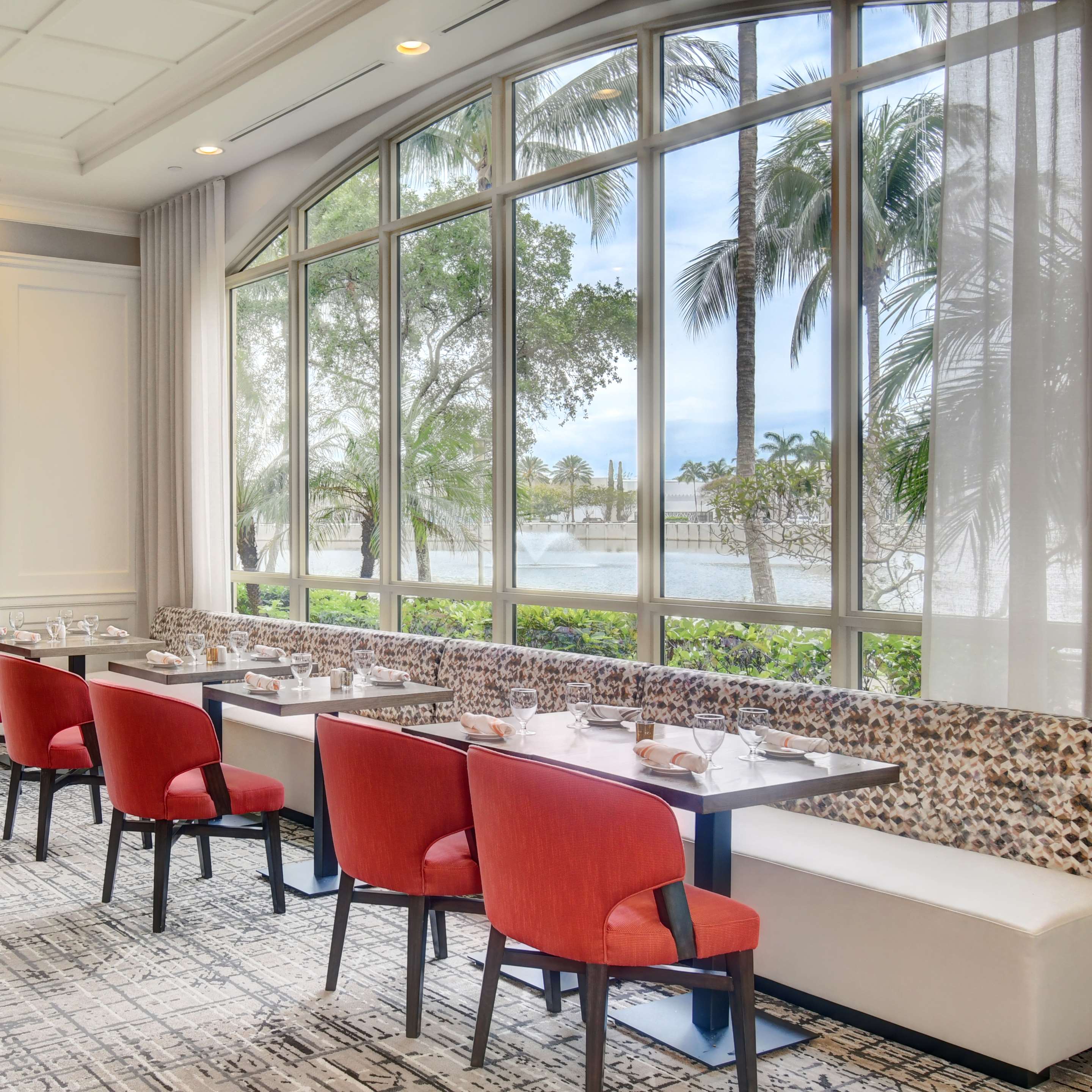 Restaurant | Hilton Garden Inn Palm Beach Gardens