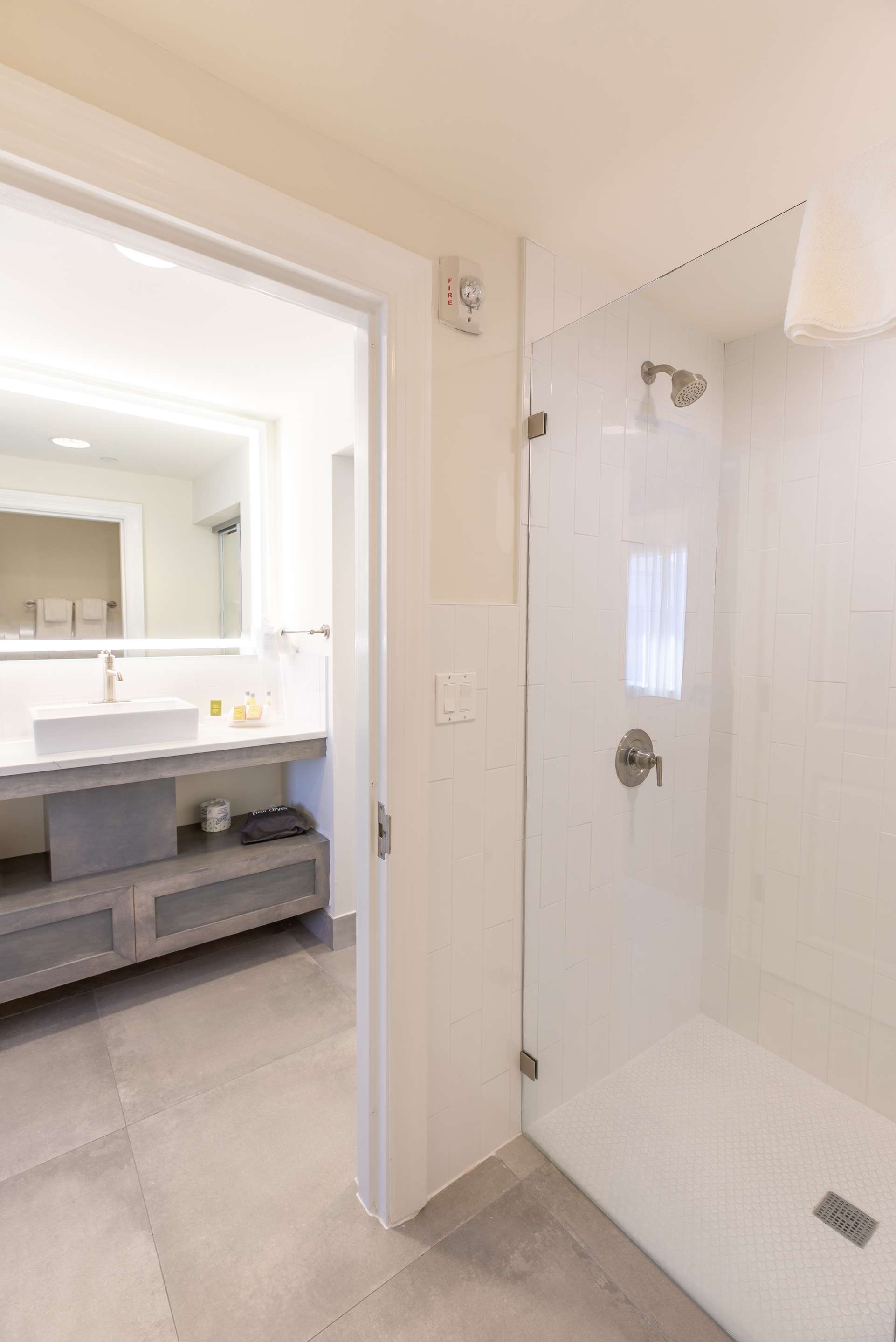 Guest room bath