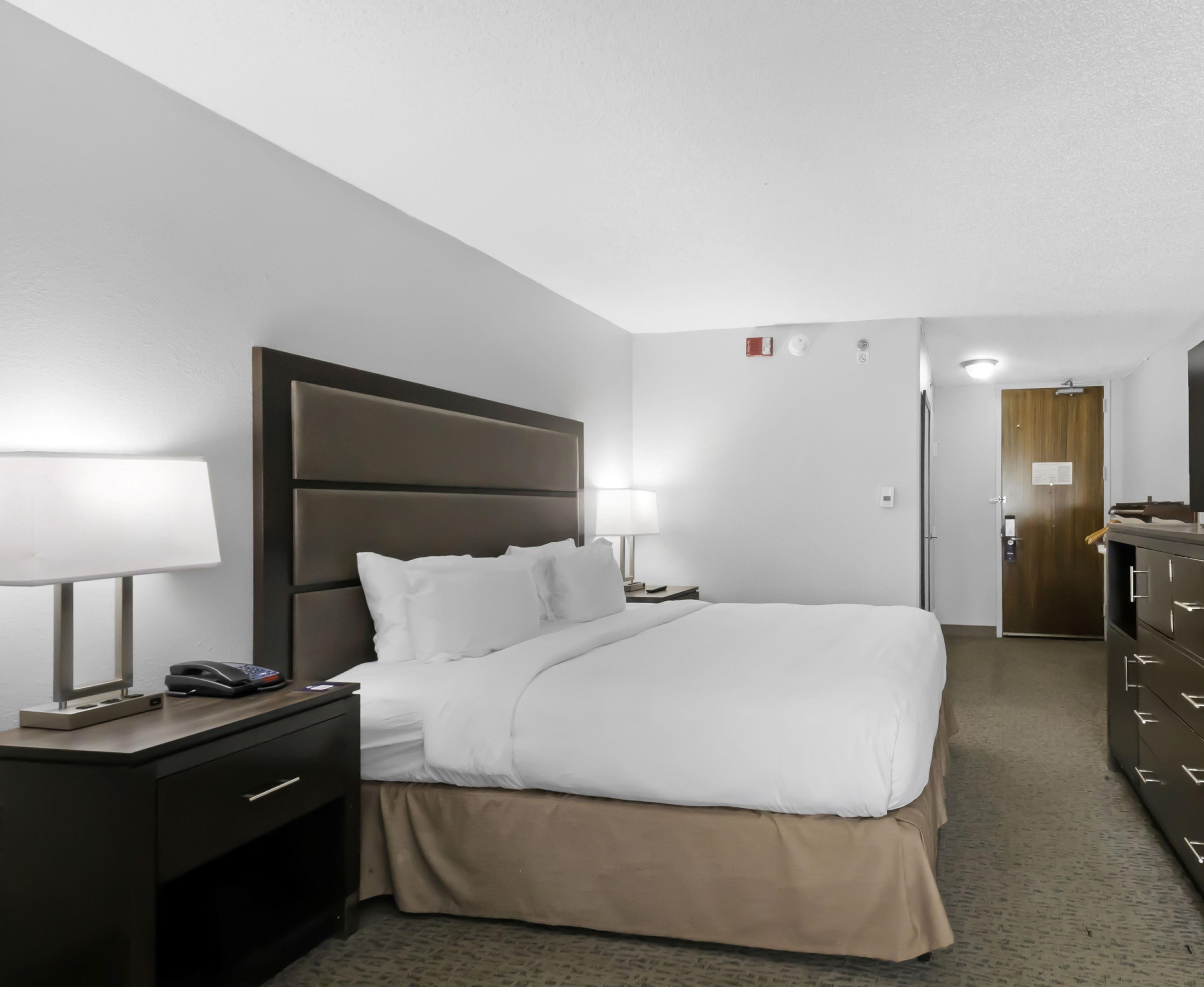 DoubleTree by Hilton Palm Beach Gardens Room Type - 1 KING ACC RI SHWR NO SMOK
