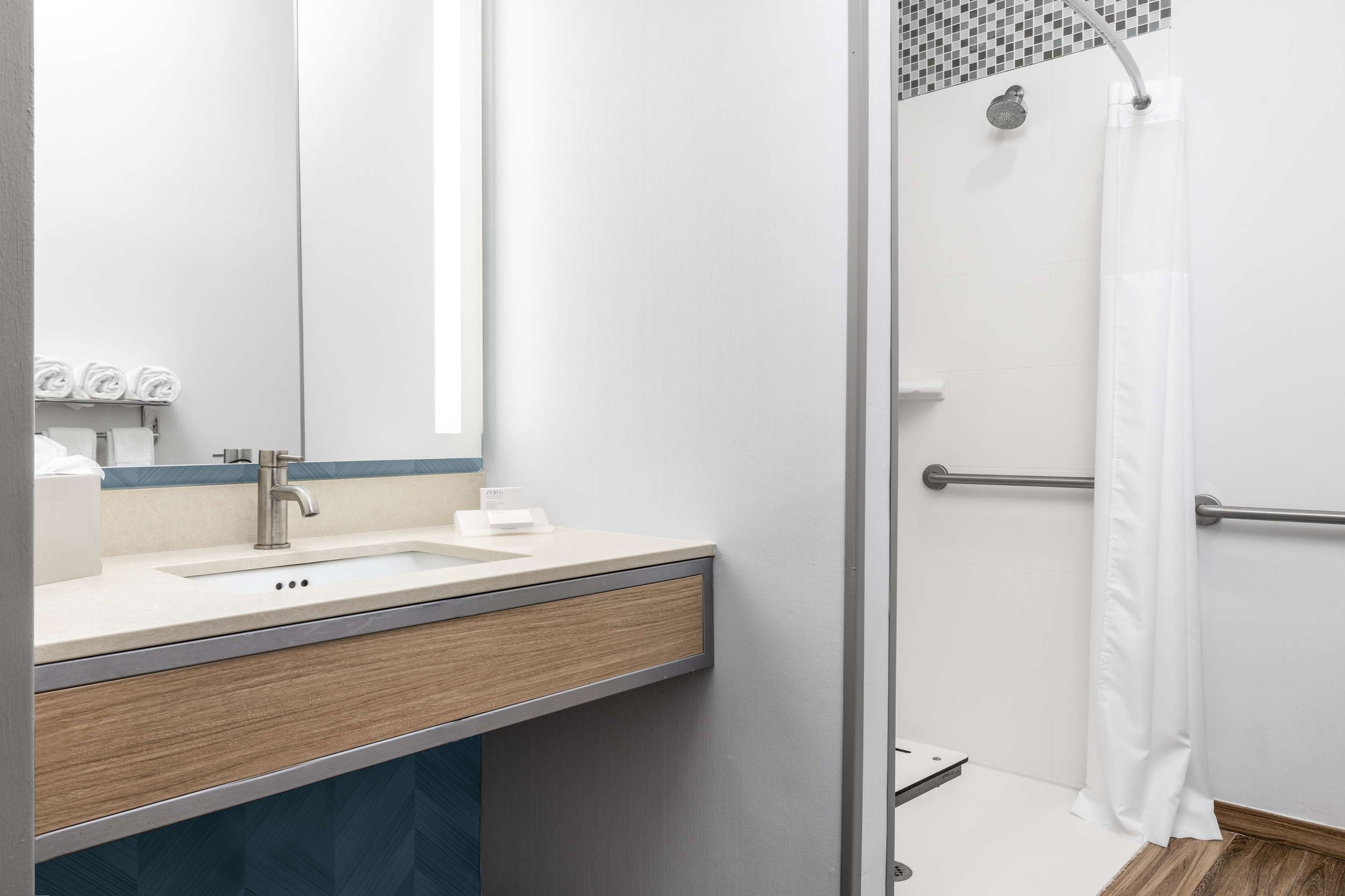 Guest room bath