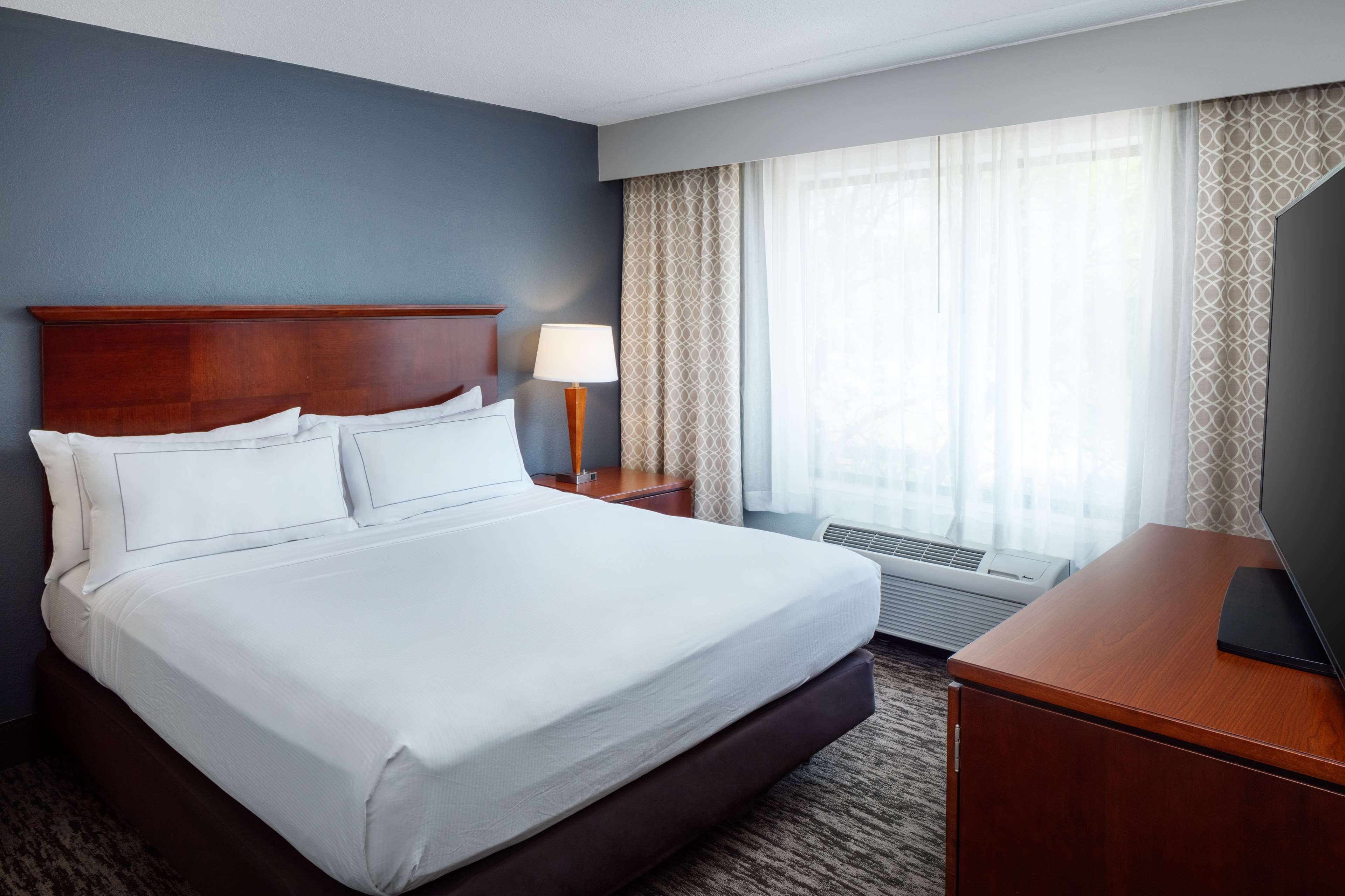 DoubleTree by Hilton Princeton Room Type - 1 QUEEN 2 ROOM SUITE- SOFA