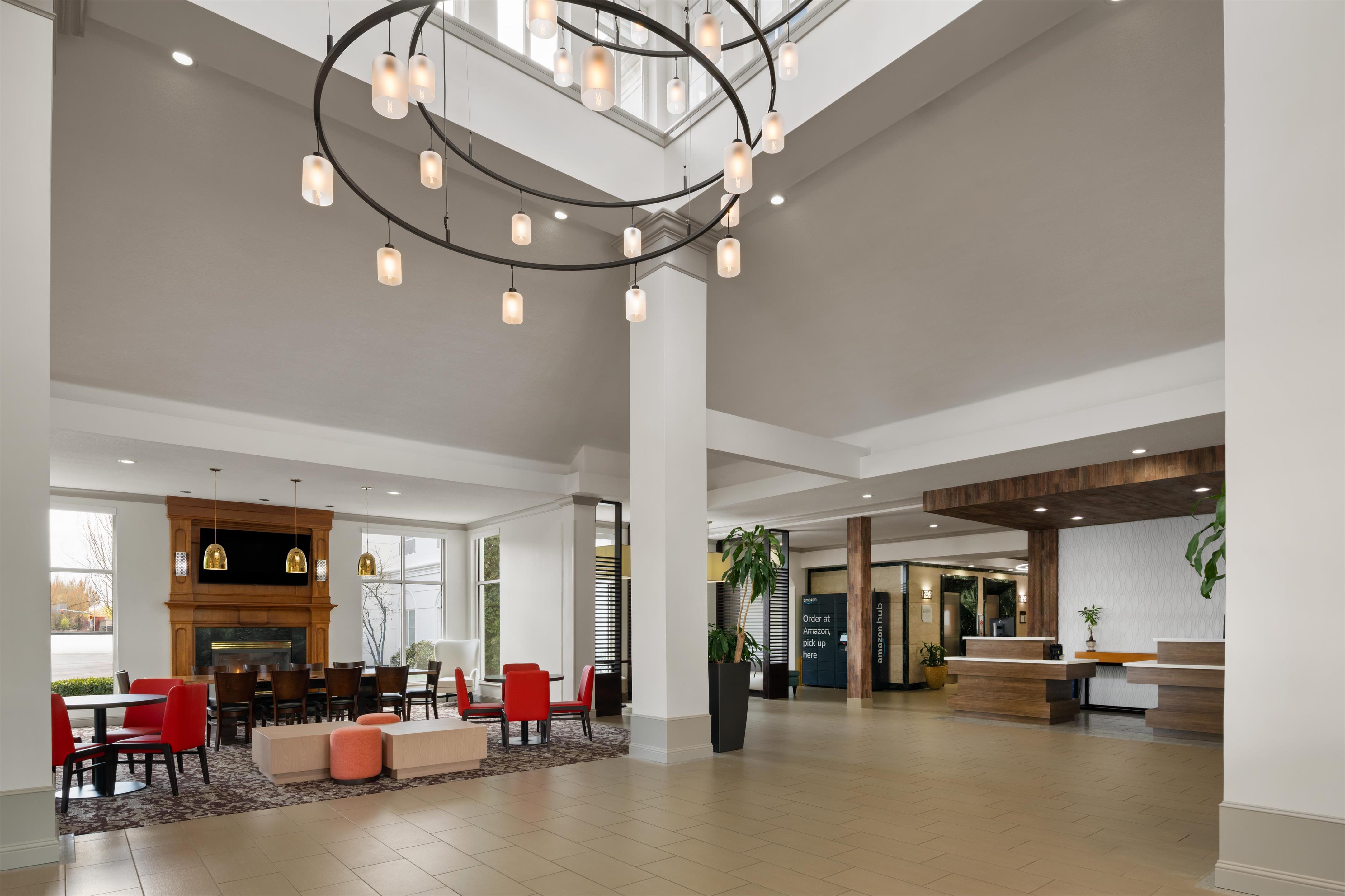 Lobby | Hilton Garden Inn Portland Airport