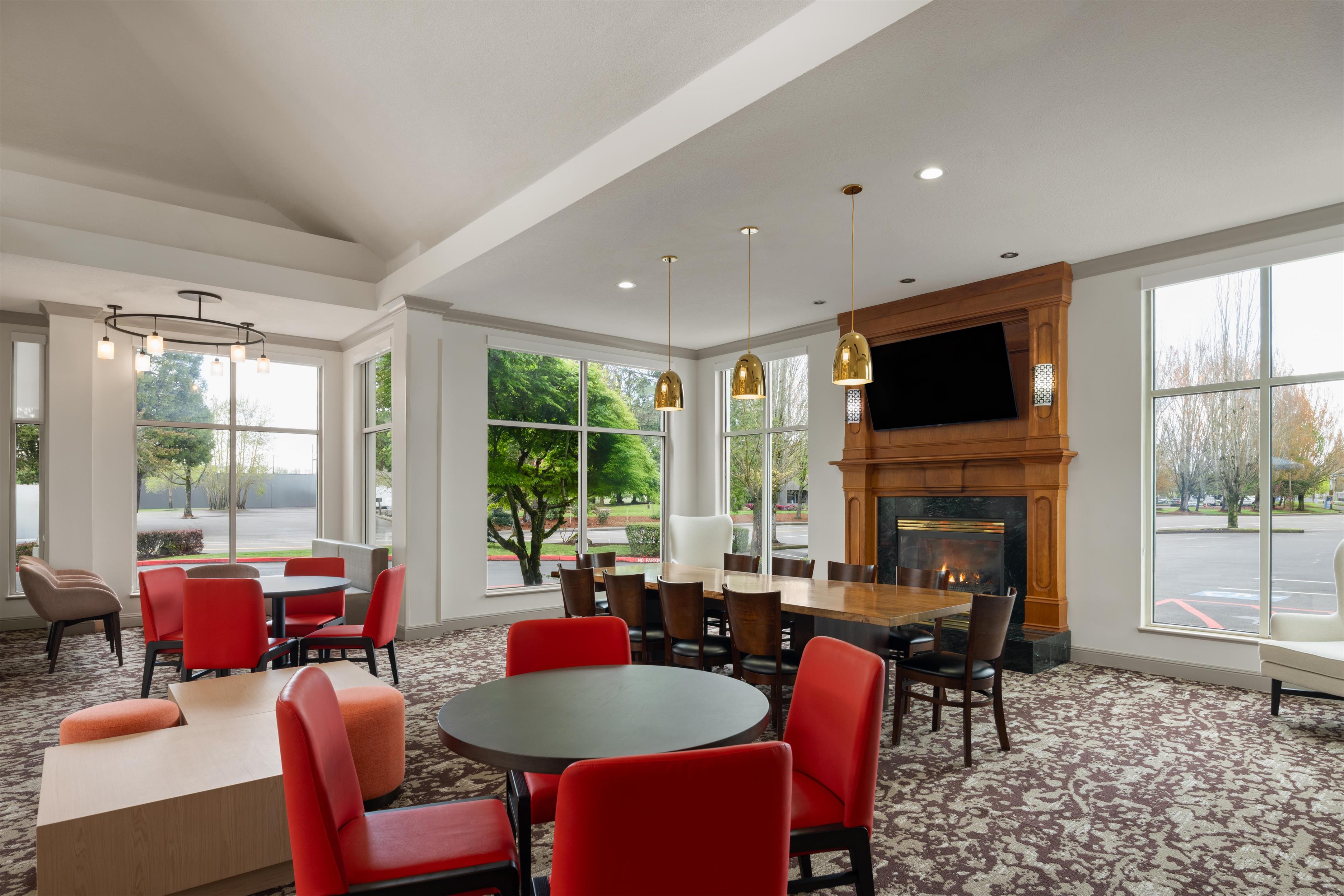 Lobby | Hilton Garden Inn Portland Airport