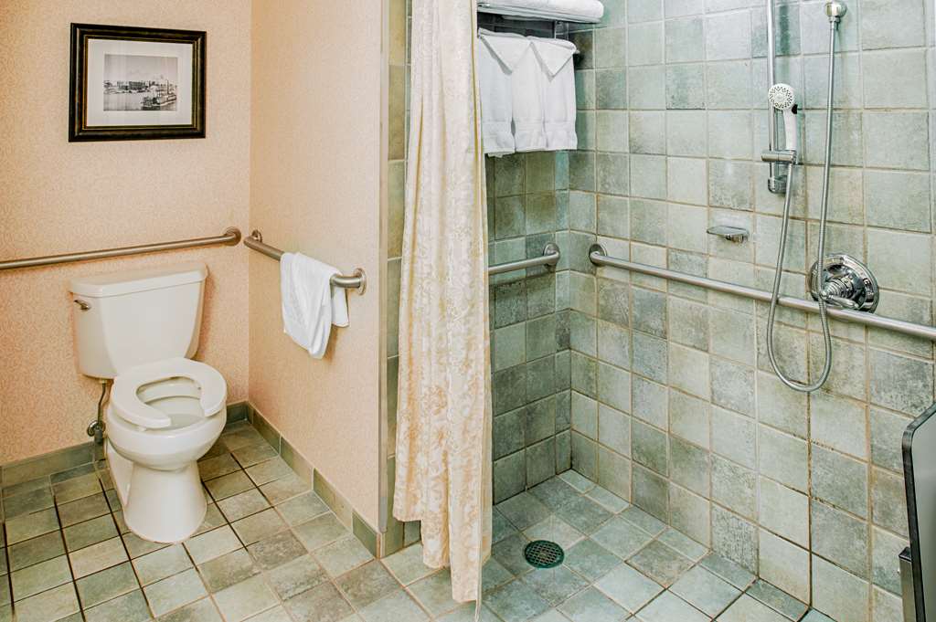 Embassy Suites by Hilton Portland Downtown Room Type - 1KG PRES STE ACC RI SHWR