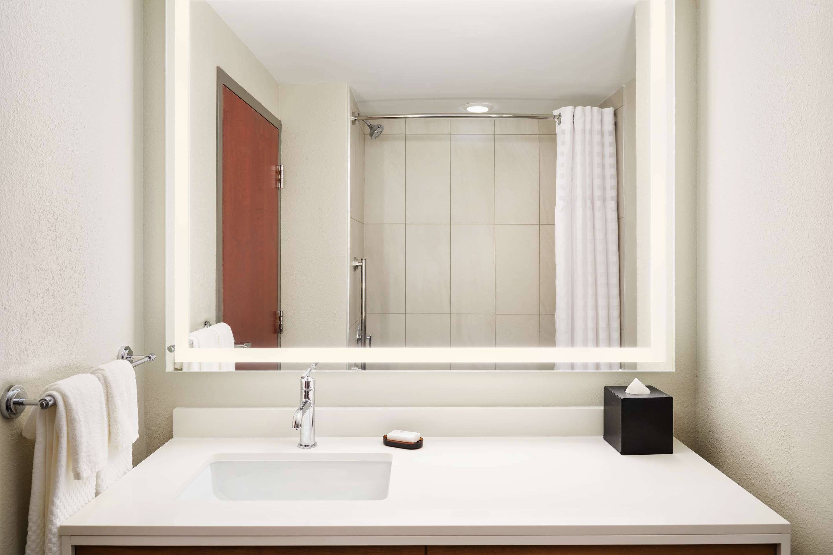 Guest room bath