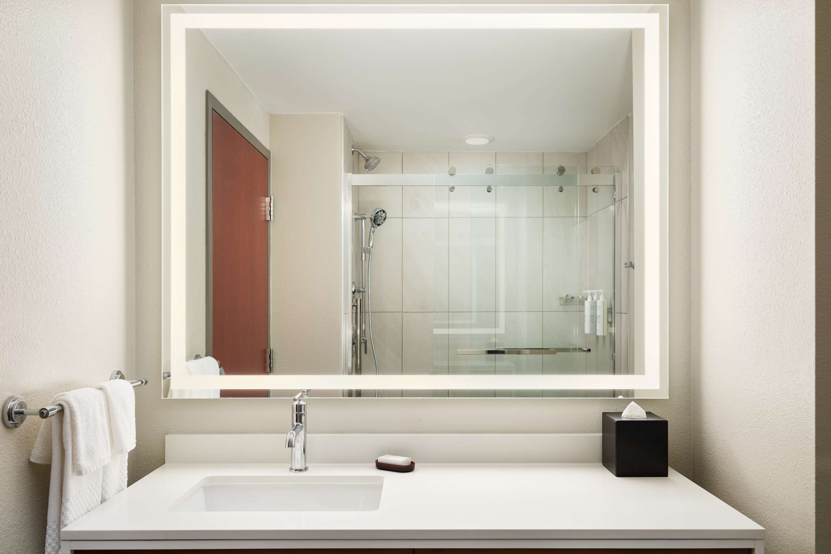 Guest room bath