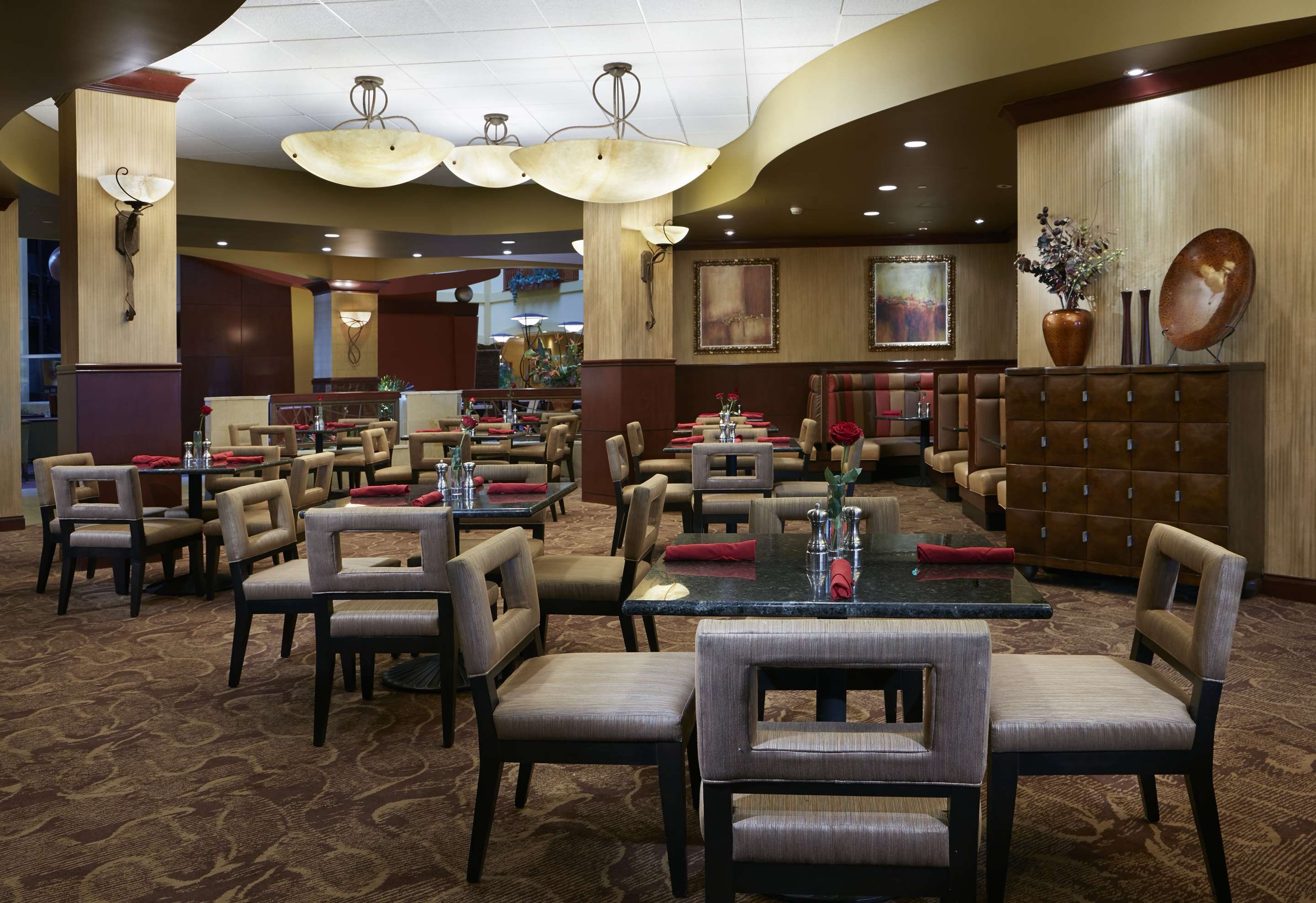 Restaurant | Embassy Suites by Hilton Hampton Convention Center