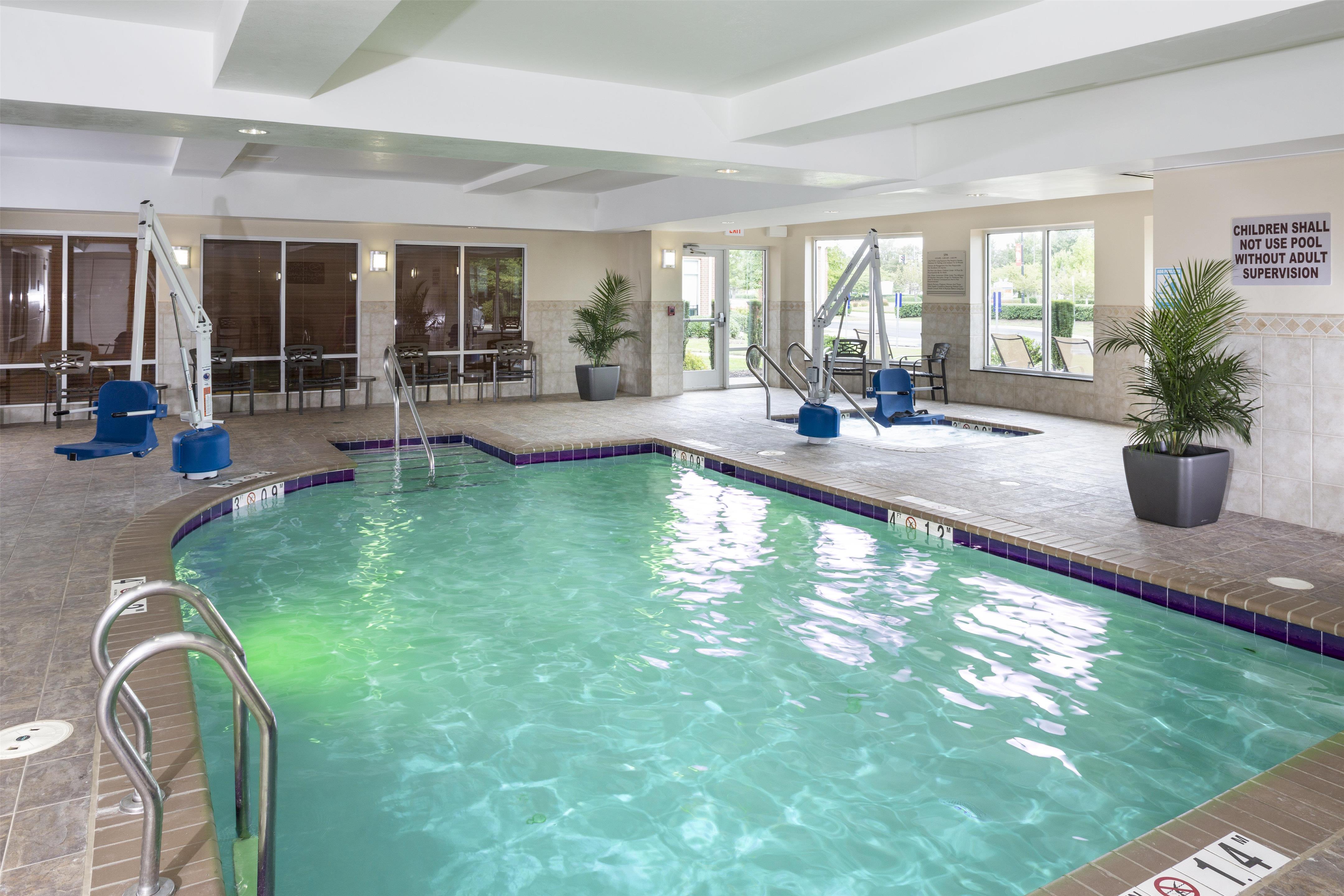 Pool | Hilton Garden Inn Hampton Coliseum Central