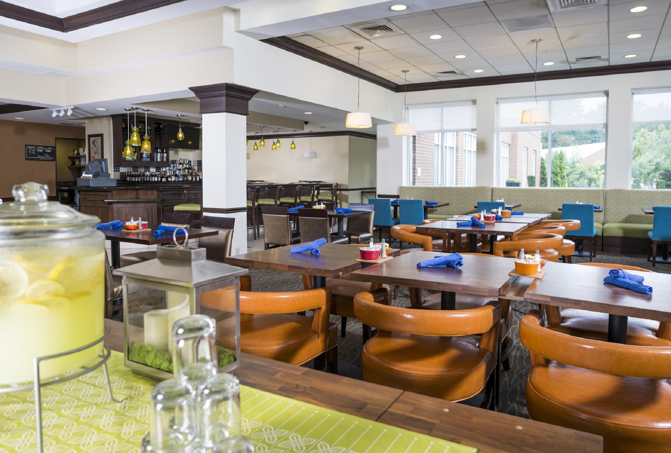 Restaurant | Hilton Garden Inn Hampton Coliseum Central