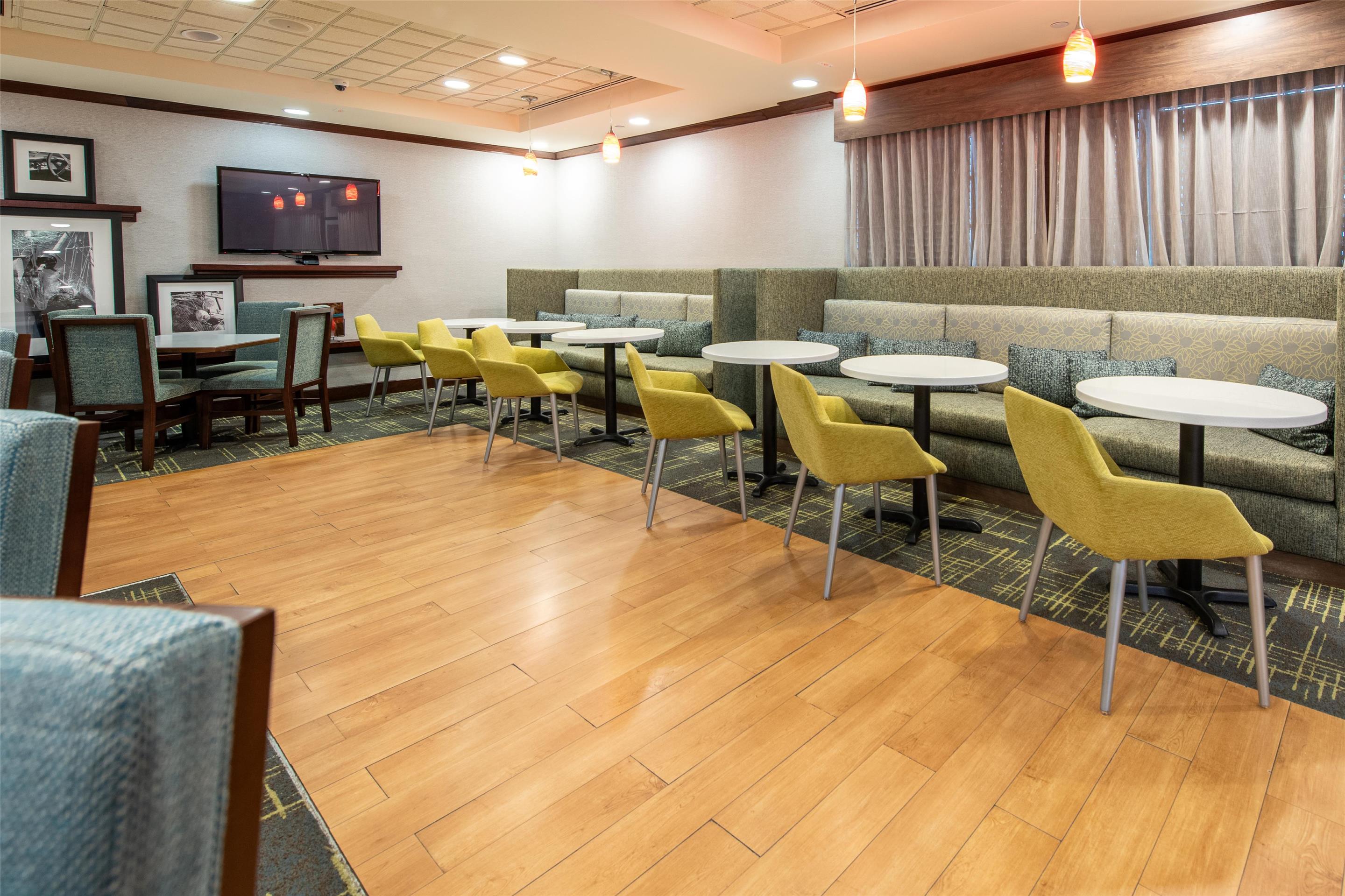 Lobby | Hampton Inn Newport News-Yorktown