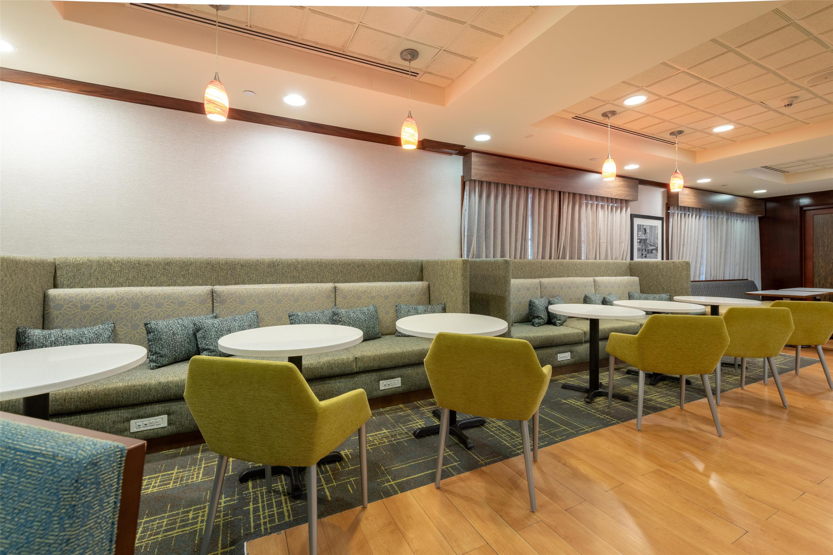 Lobby | Hampton Inn Newport News-Yorktown