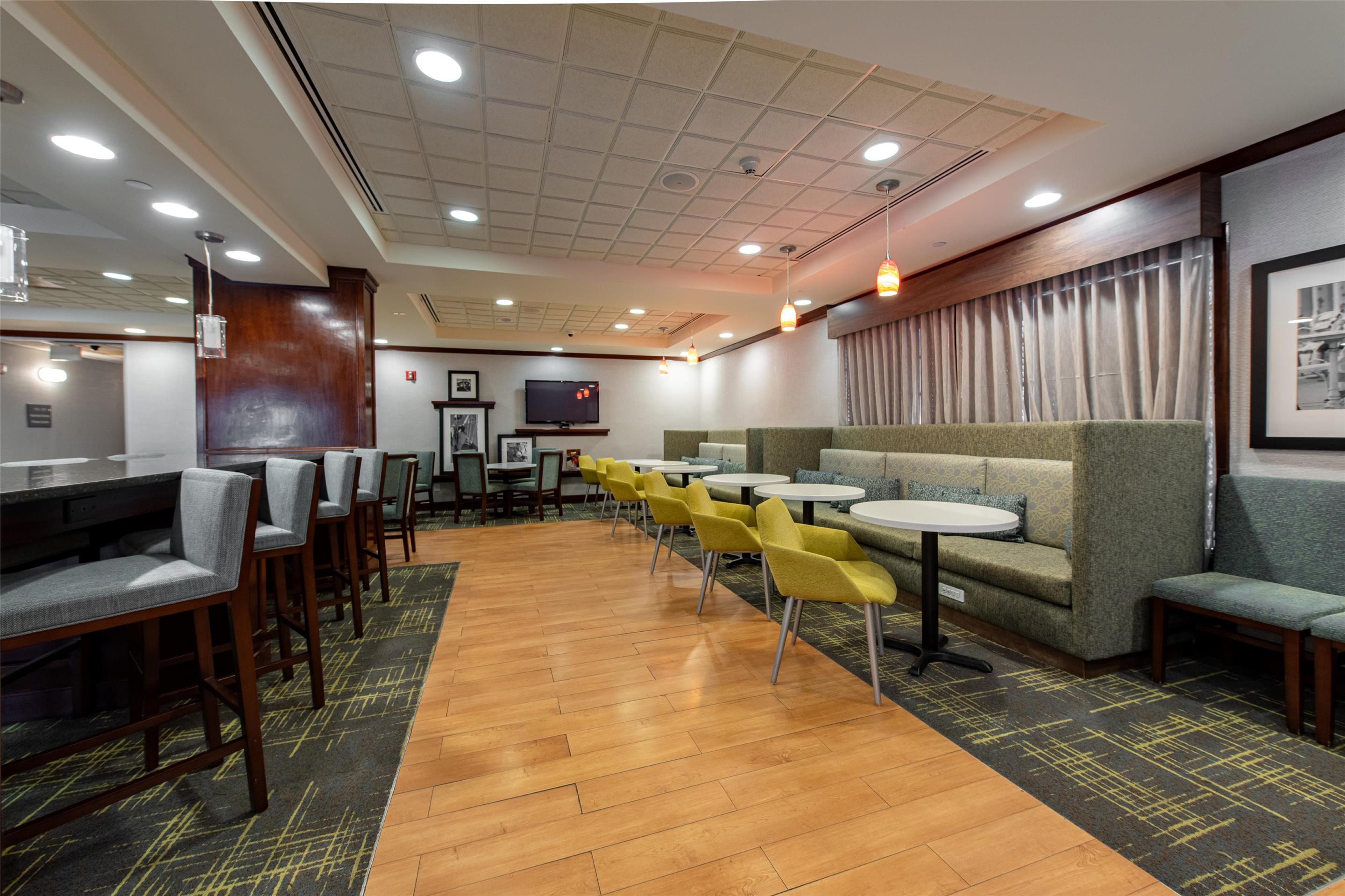 Lobby | Hampton Inn Newport News-Yorktown
