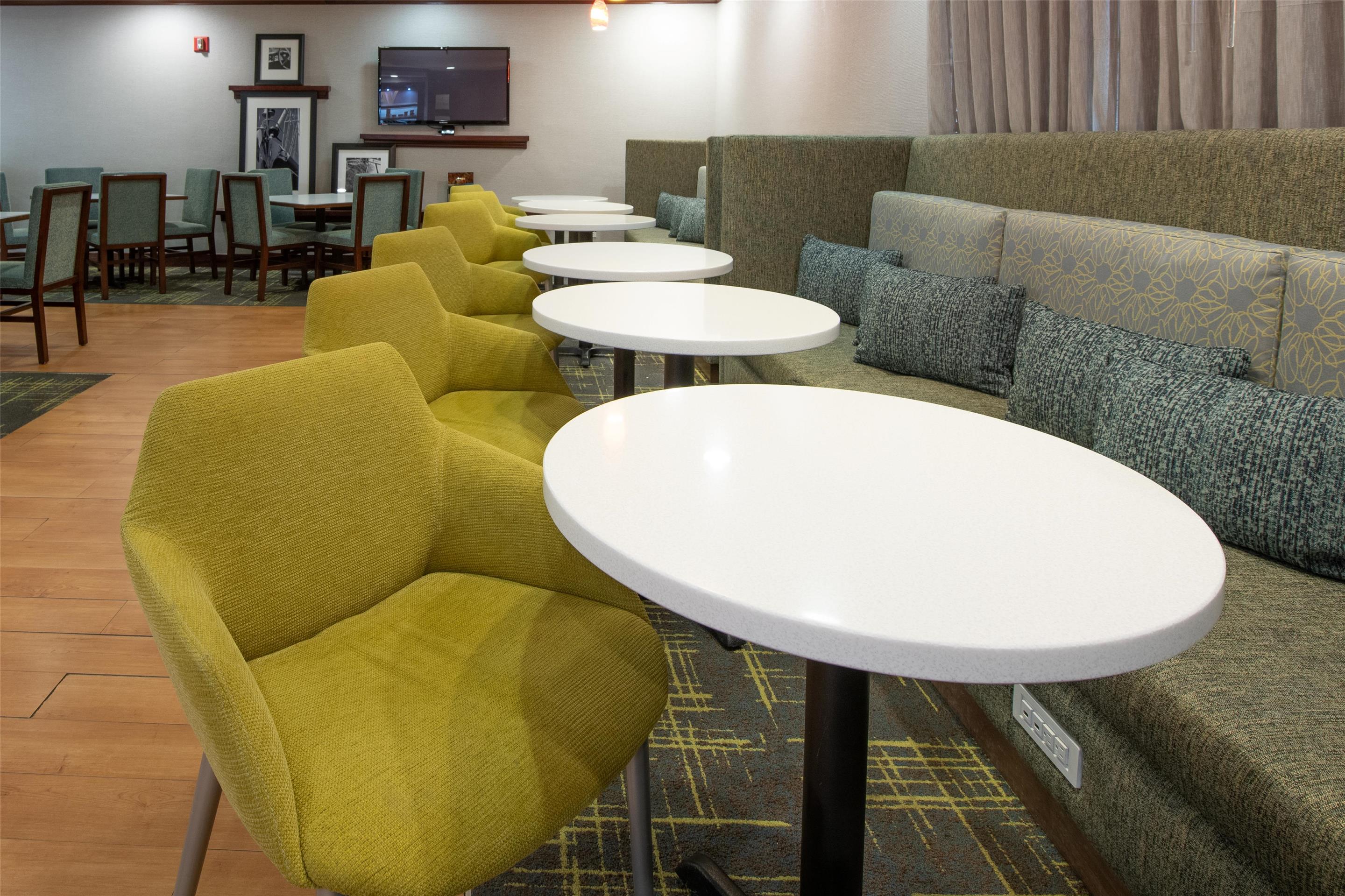 Breakfast Area | Hampton Inn Newport News-Yorktown