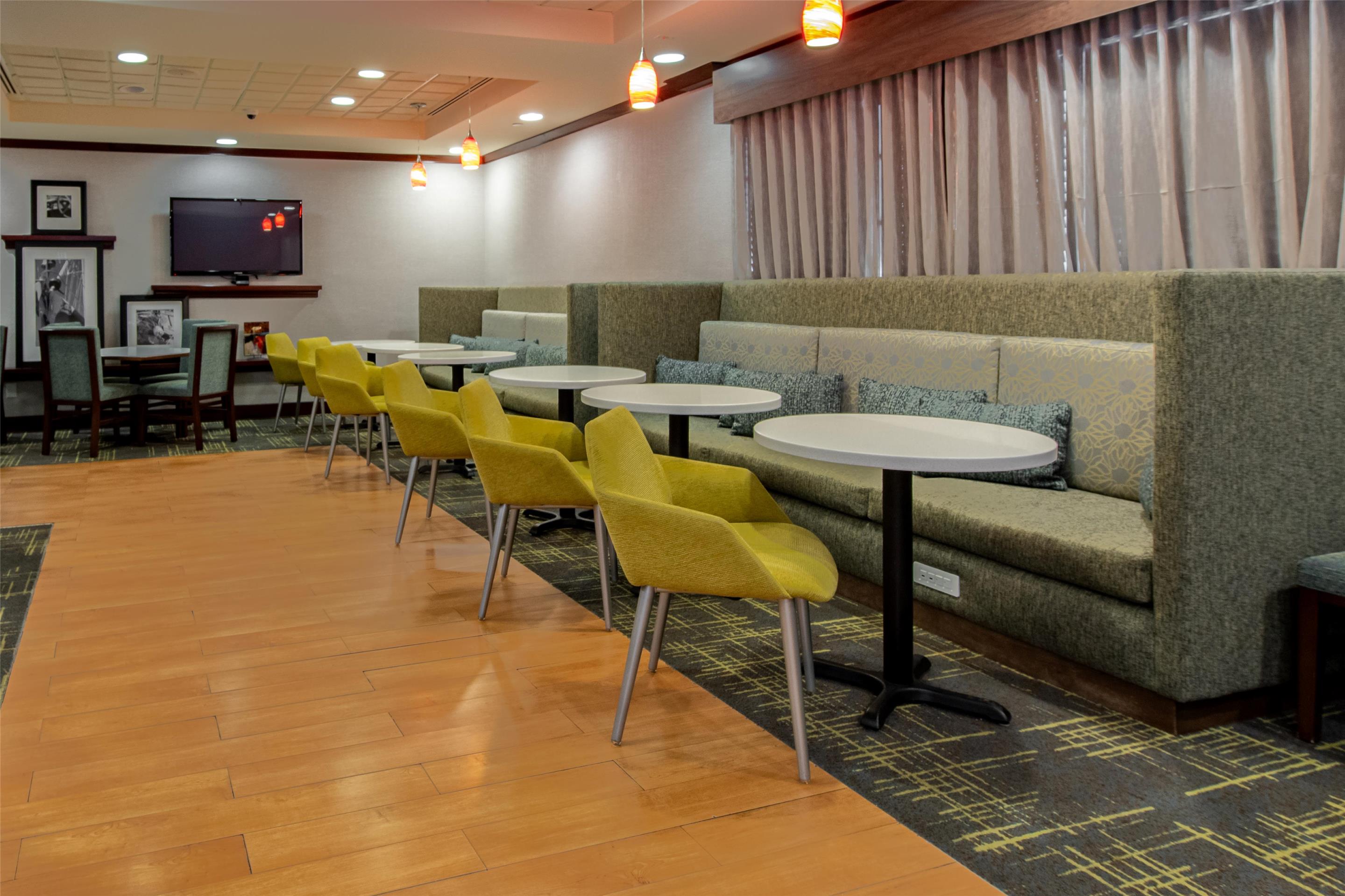 Breakfast Area | Hampton Inn Newport News-Yorktown