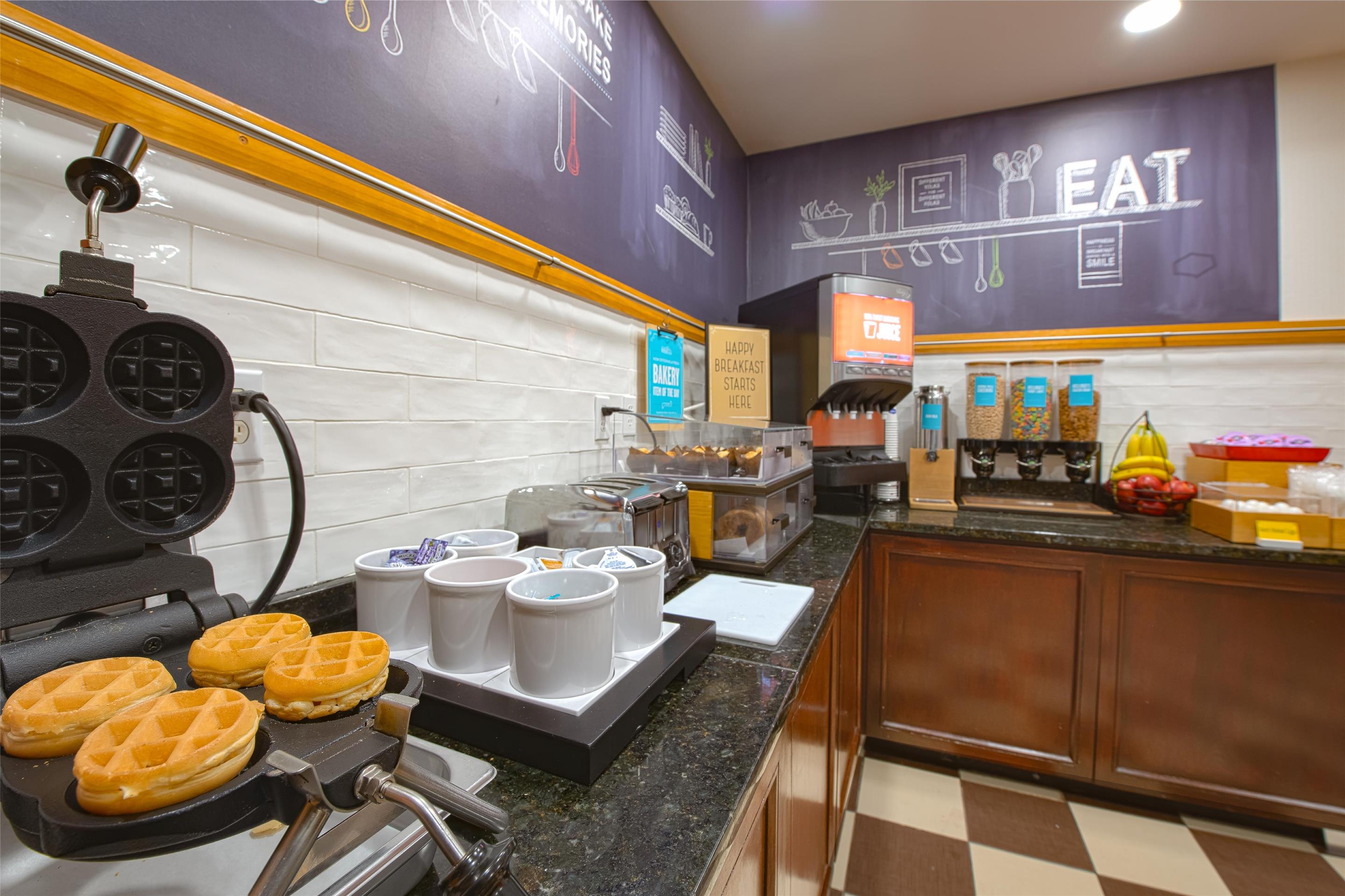 Breakfast Area | Hampton Inn Newport News-Yorktown
